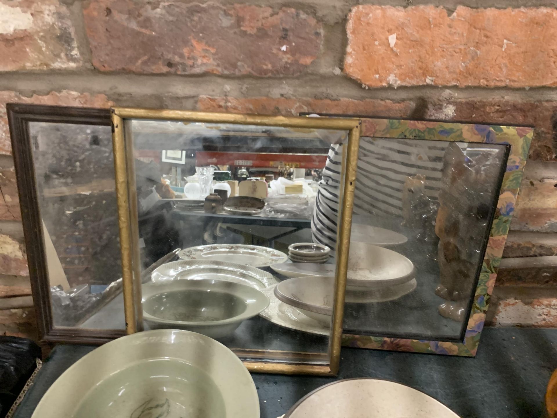 A QUANTITY OF VINTAGE PLATES PLUS THREE SMALL FRAMED MIRRORS - Image 3 of 3