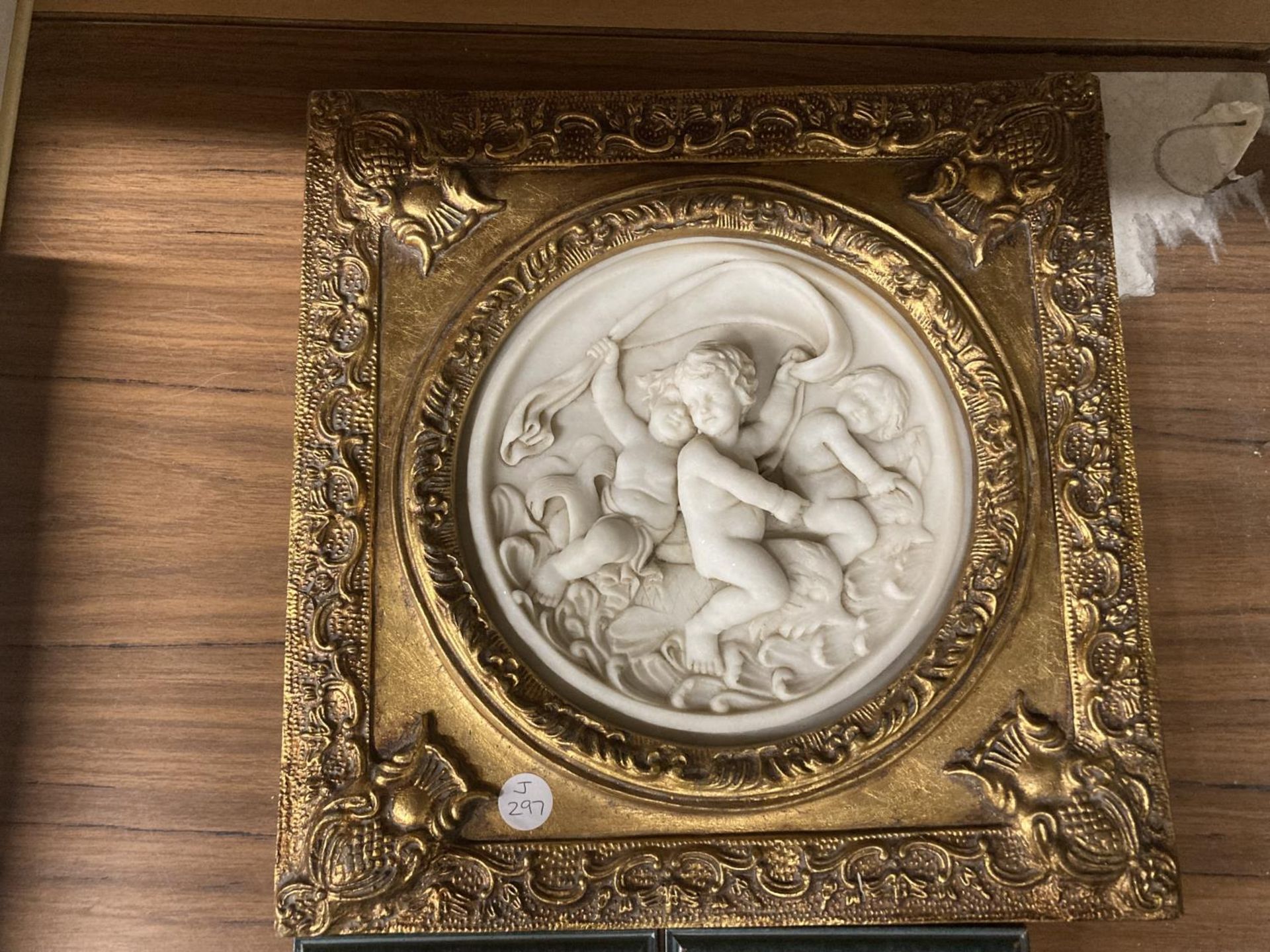 A GILT FRAMED CHERUB PLAQUE WITH A PAIR OF PORTRAITS - Image 2 of 5