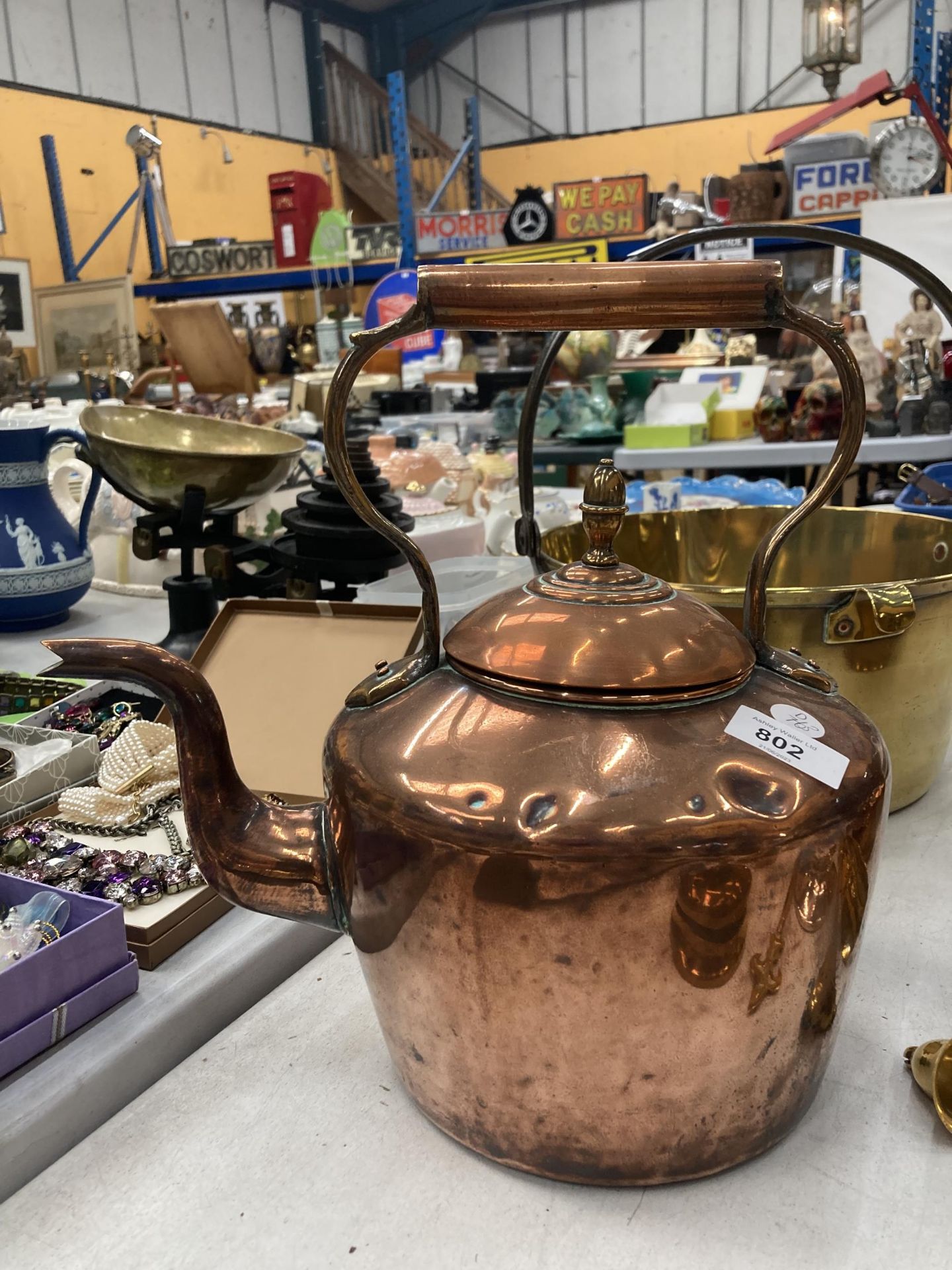 A VINTAGE COPPER KETTLE WITH ACORN FINIAL