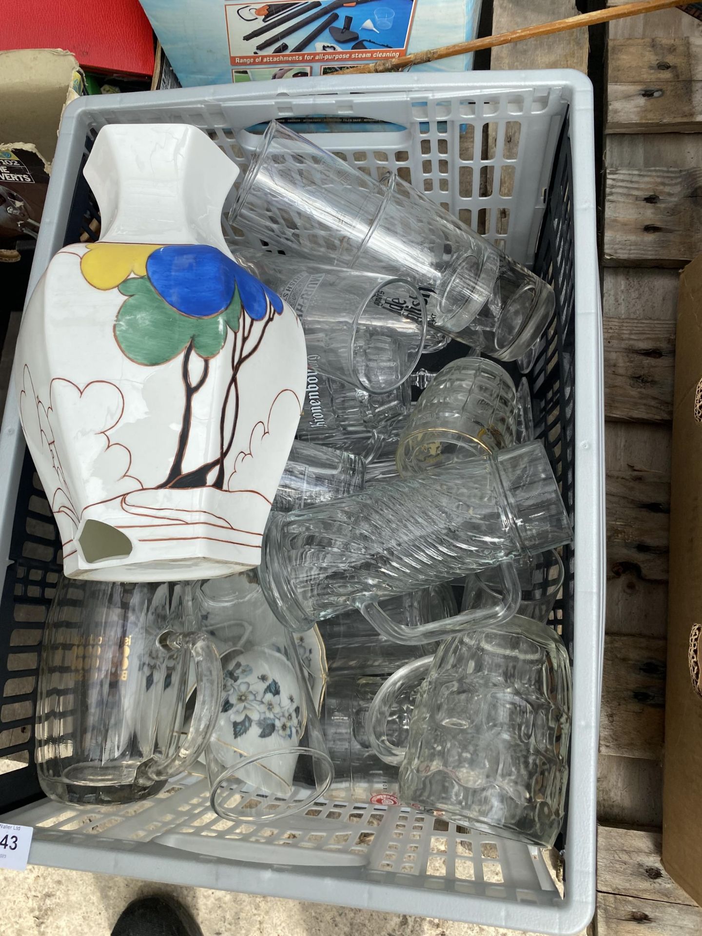 AN ASSORTMENT OF HOUSEHOLD CLEARANCE ITEMS TO INCLUDE CERAMICS AND GLASSWARE - Image 4 of 5