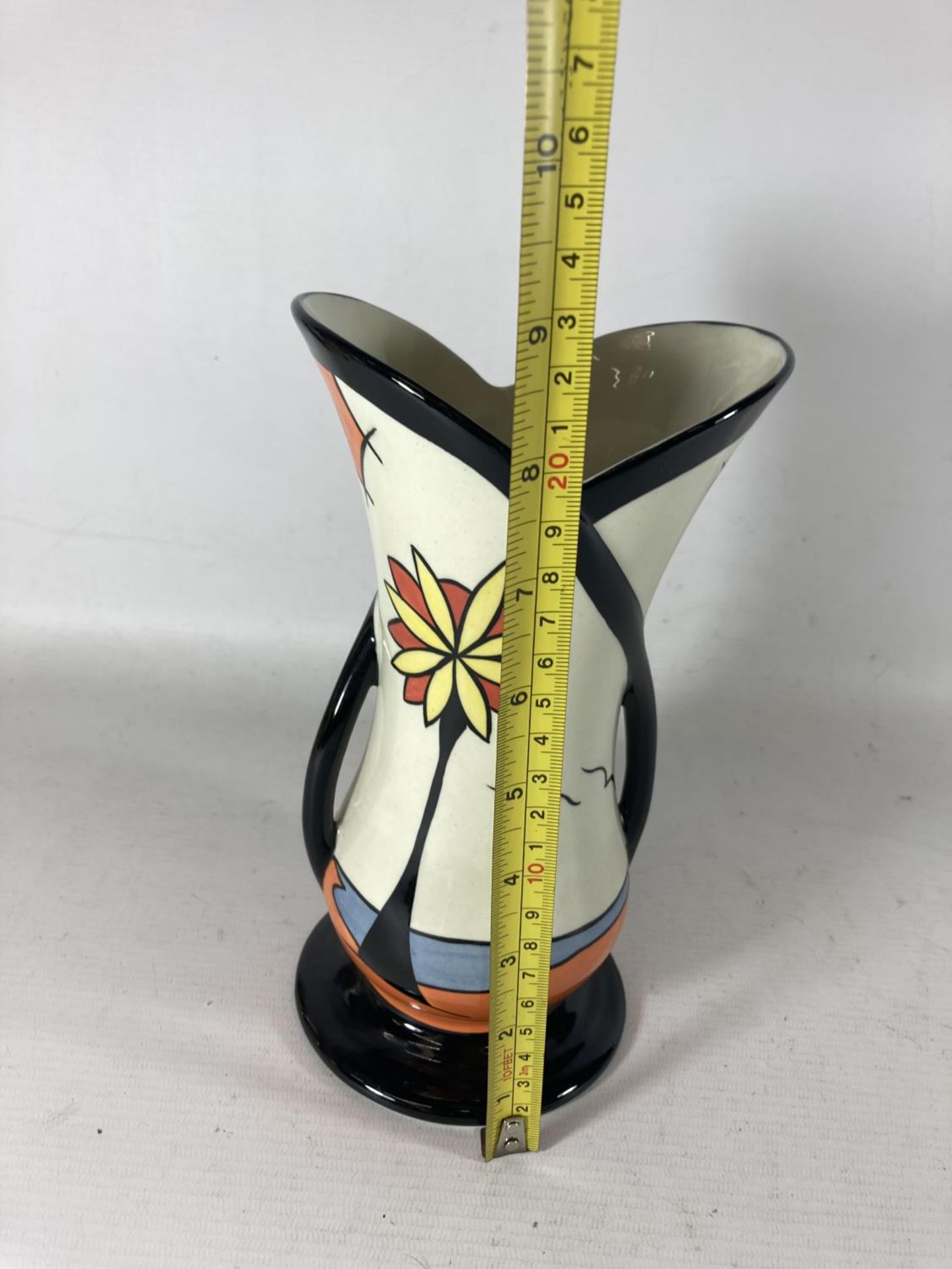 A HANDPAINTED AND SIGNED LORNA BAILEY VASE BEACH PATTERN HEIGHT 23CM - Image 5 of 5