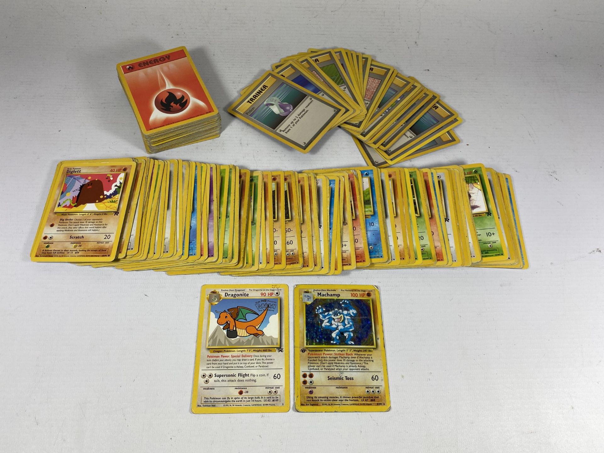 A LARGE COLLECTION OF 1999 WOTC POKEMON BASE SET, ROCKET, FOSSIL AND JUNGLE SET CARDS, 1ST EDITION