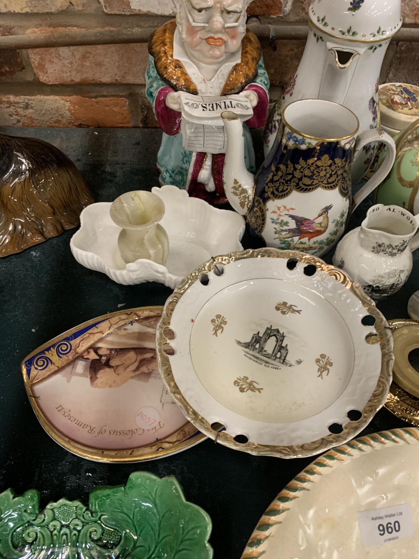 A MIXED LOT OF VINTAGE CERAMICS TO INCLUDE A COFFEE POT, VASE, JUGS, PLATES, ETC - Image 3 of 5