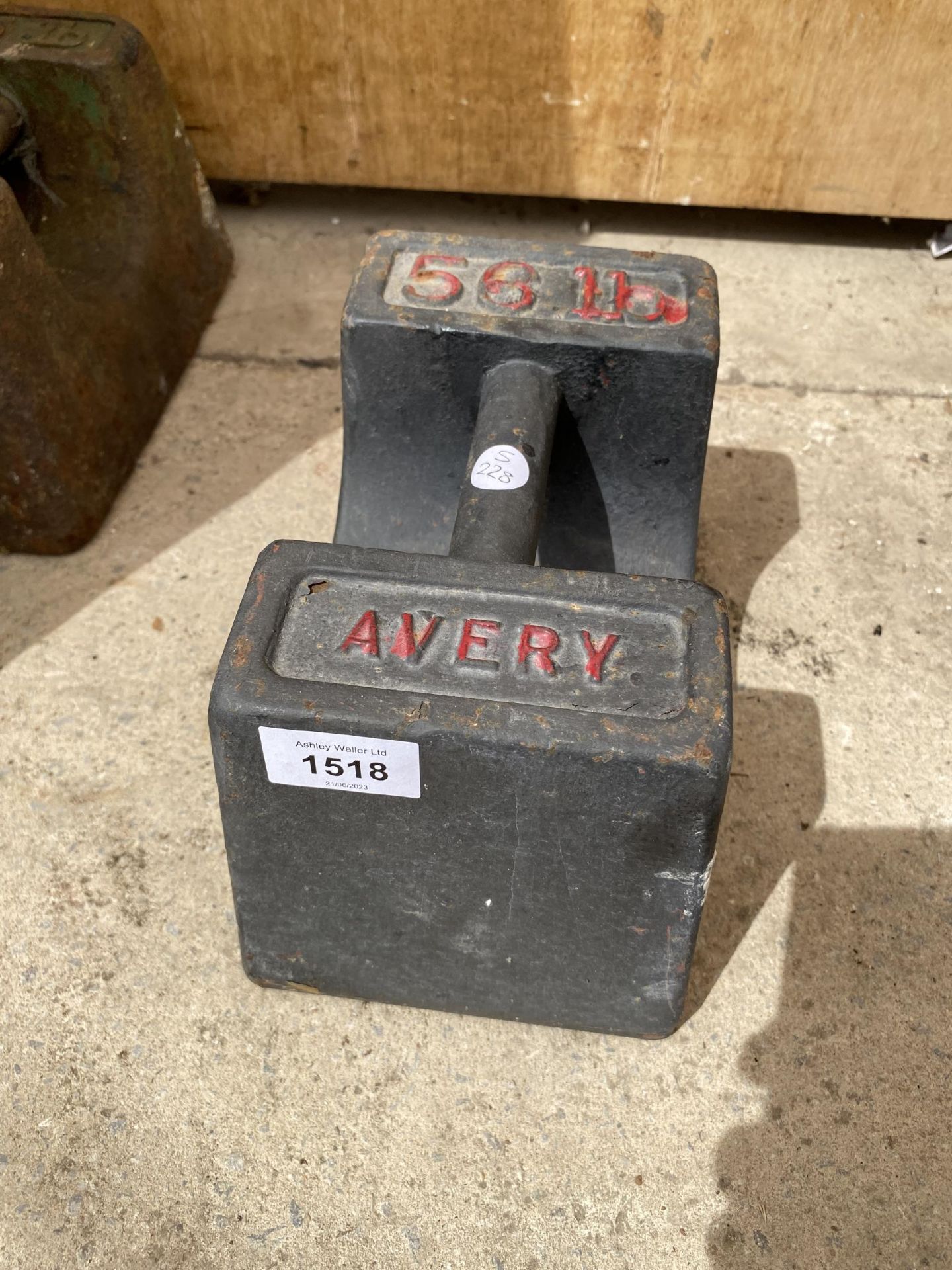 A VINTAGE AVERY 56LB WEIGHT