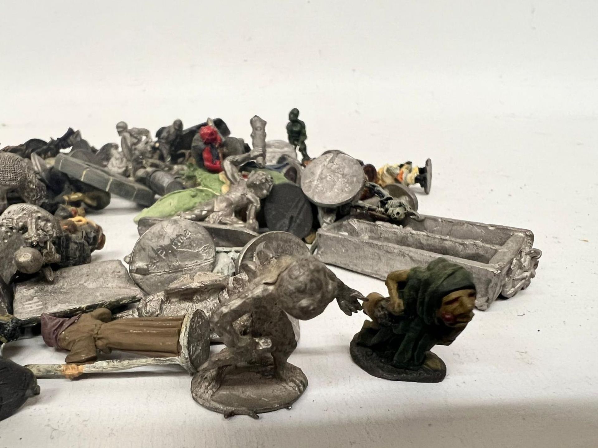 A BOX OF LEAD WAR GAMING FIGURES - WIZARDS, TROLLS, SWORDSMEN ETC - Image 4 of 4