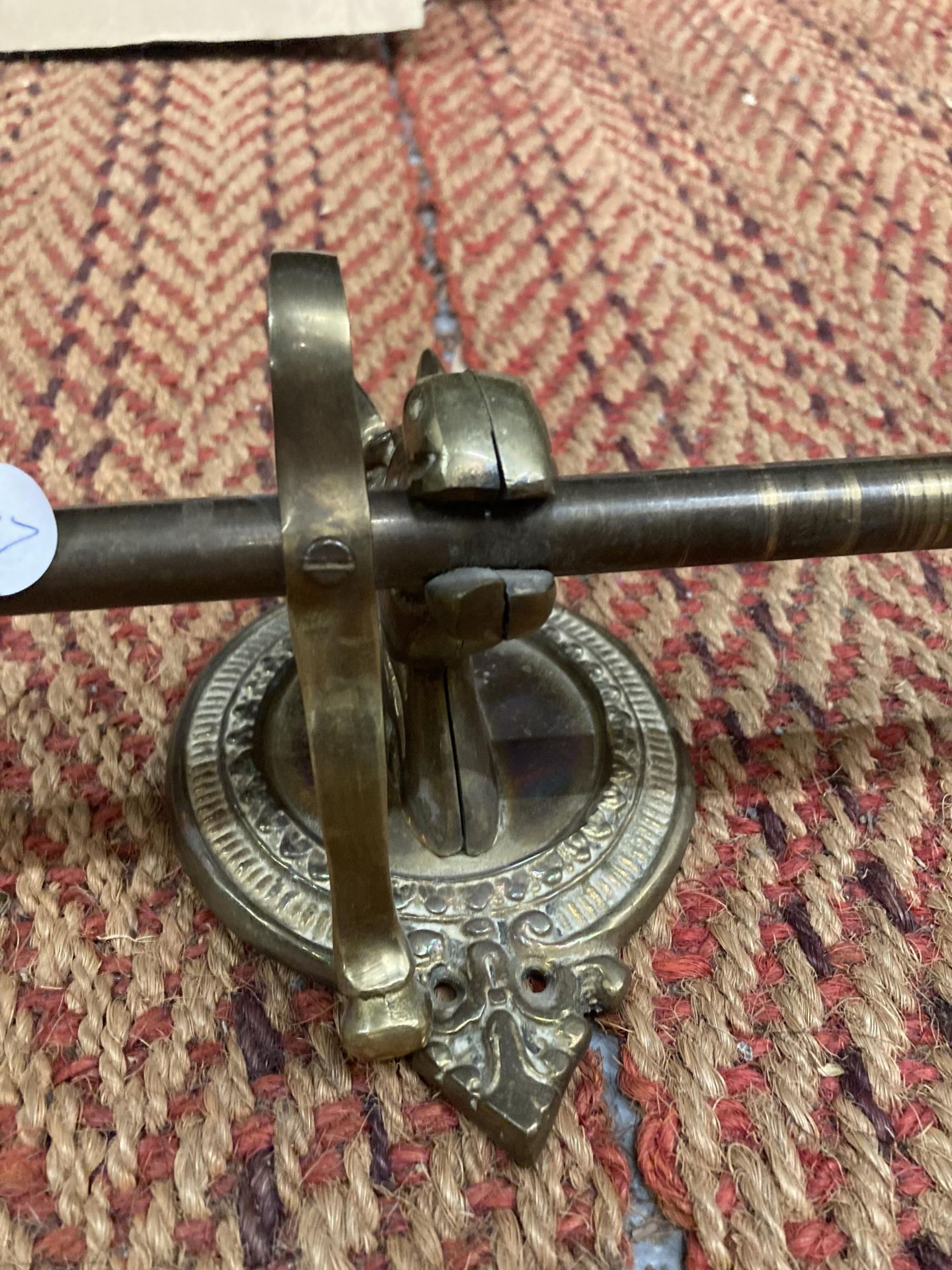A VINTAGE BRASS CURTAIN POLE WITH HORSE HEAD BRACKETS - Image 4 of 5