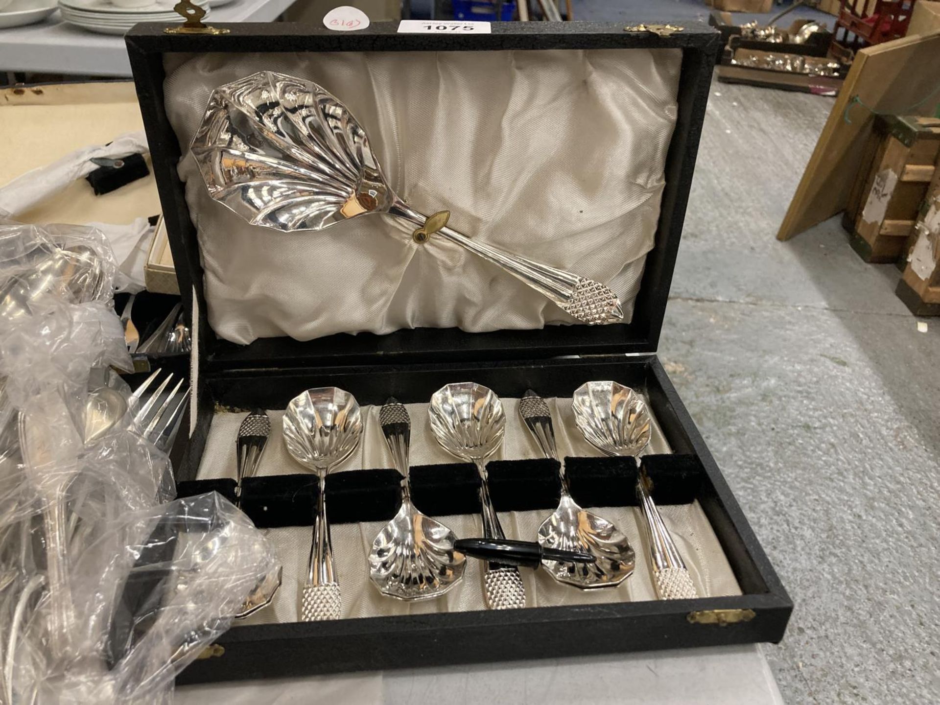 A GROUP OF SILVER PLATED FLATWARE, CASED ITEMS ETC - Image 2 of 4