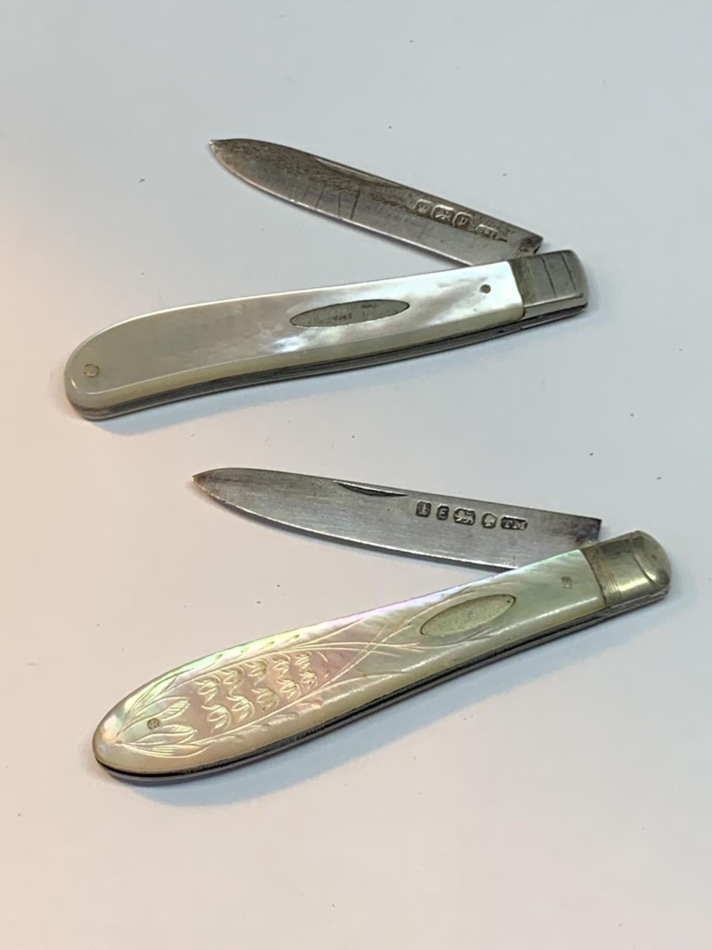 TWO MOTHER OF PEARL AND HALLMARKED SHEFFIELD SILVER FRUIT KNIVES