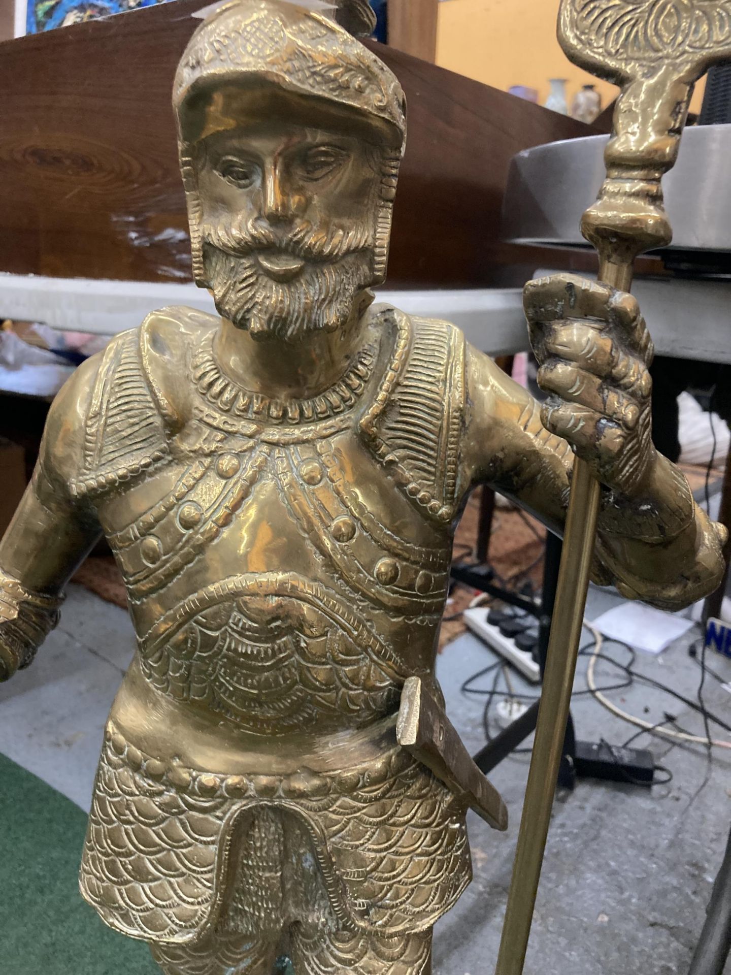 A LARGE HEAVY BRASS FIRESIDE KNIGHT COMPANION SET HEIGHT 88CM - Image 5 of 6