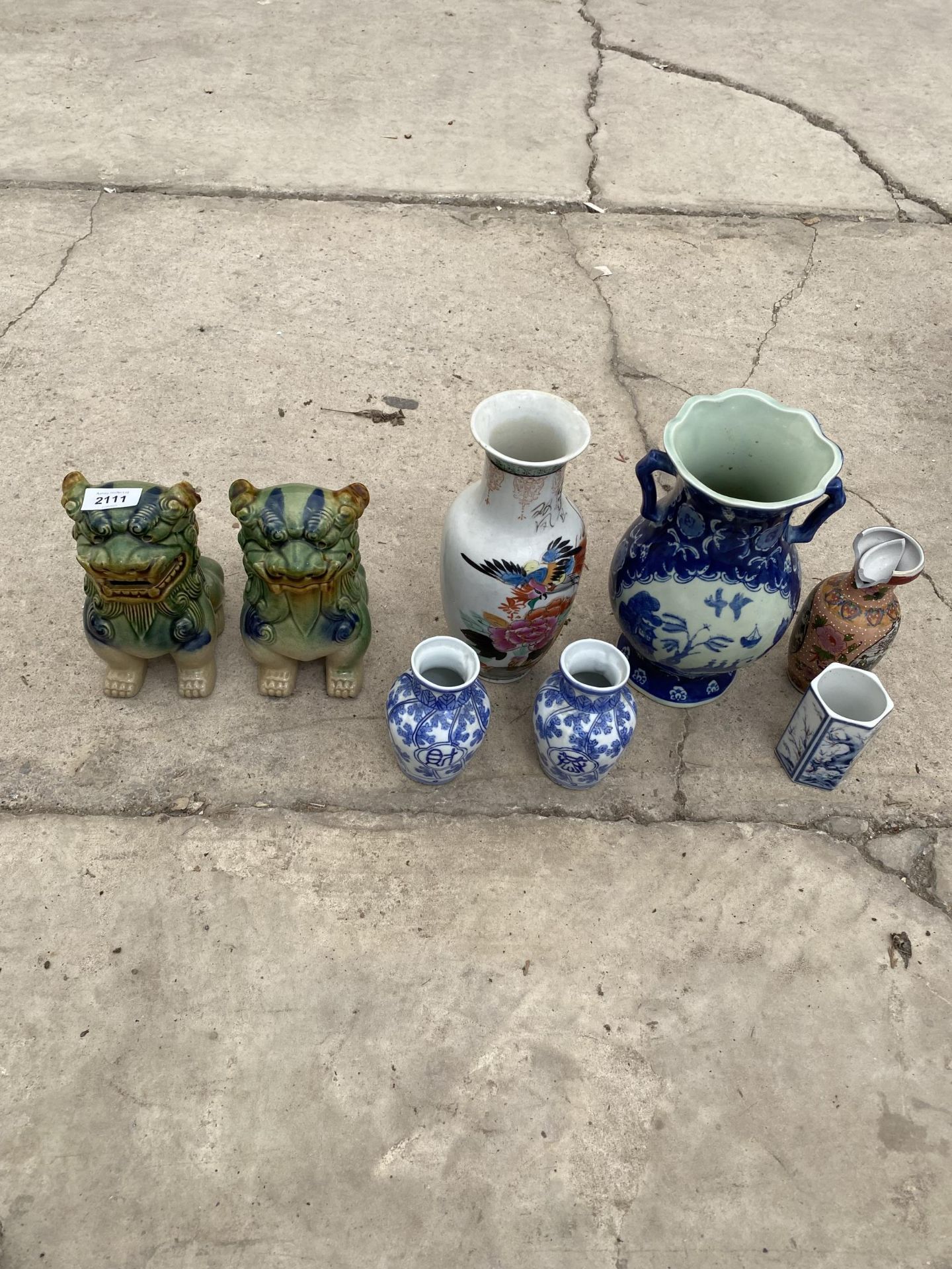 AN ASSORTMENT OF ORIENTAL CERAMICS TO INCLUDE FOO DOGS(ONE A/F), AND VASES (ONE A/F)