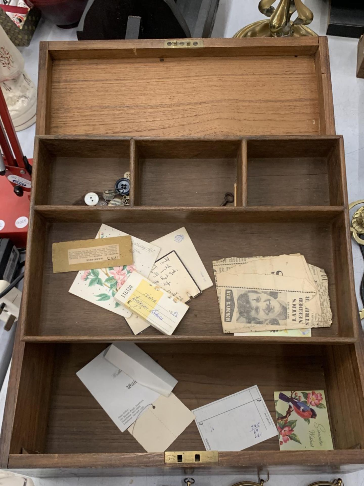 A VINTAGE MAHOGANY STATIONERY/WORK BOX - Image 3 of 3