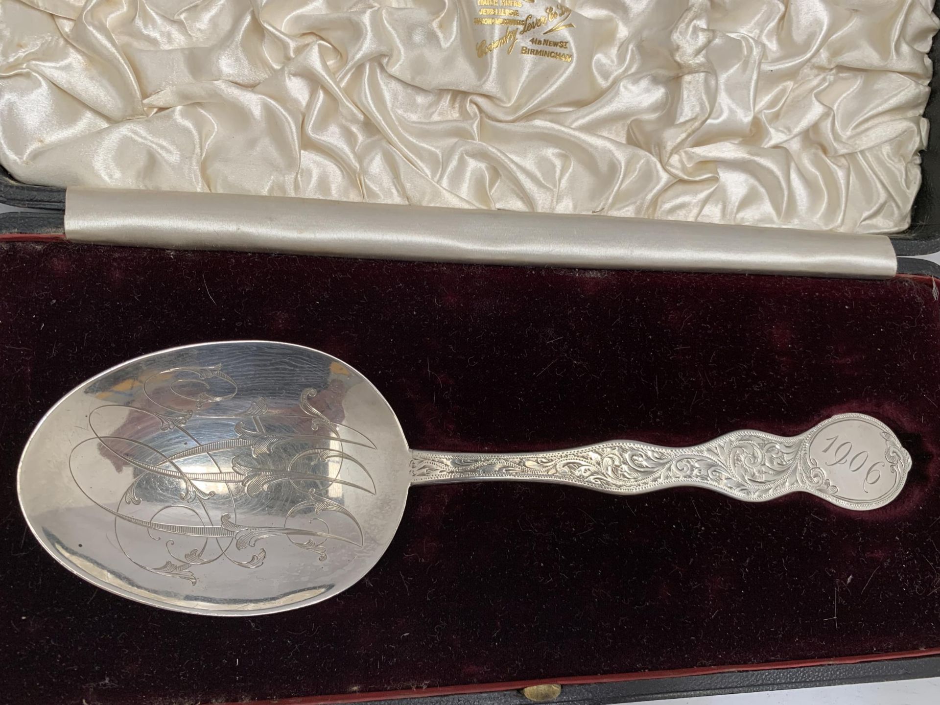 A 1906 HALLMARKED SILVER SERVING SPOON IN CASE - Image 2 of 3