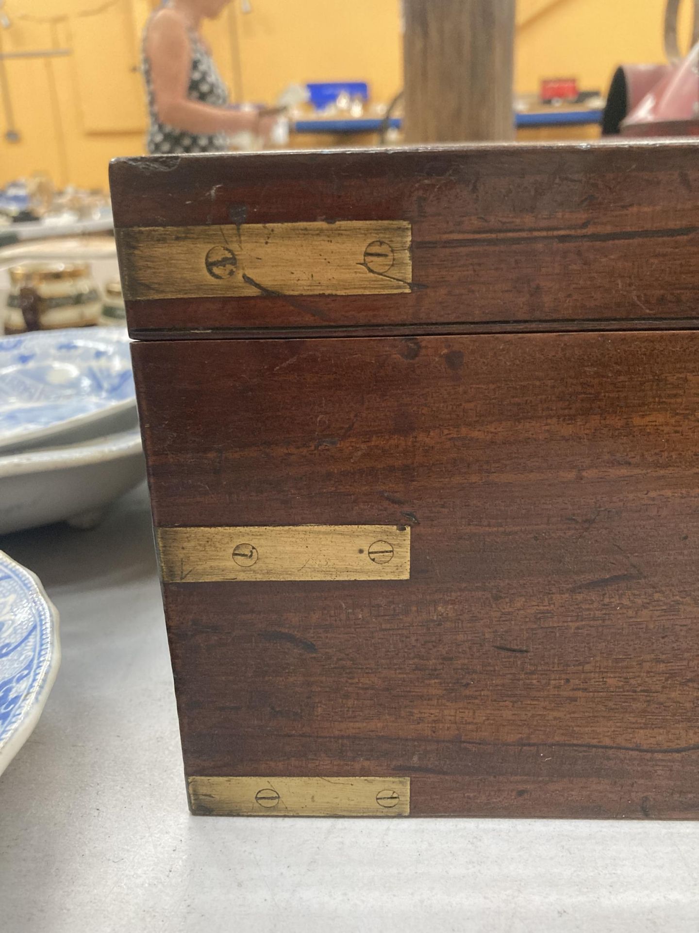 A MAHOGANY AND BRASS BOUND WRITING SLOPE WITH INNER PURPLE LEATHER SLOPE AND SIDE DRAWER, 15 X 24 - Image 2 of 5