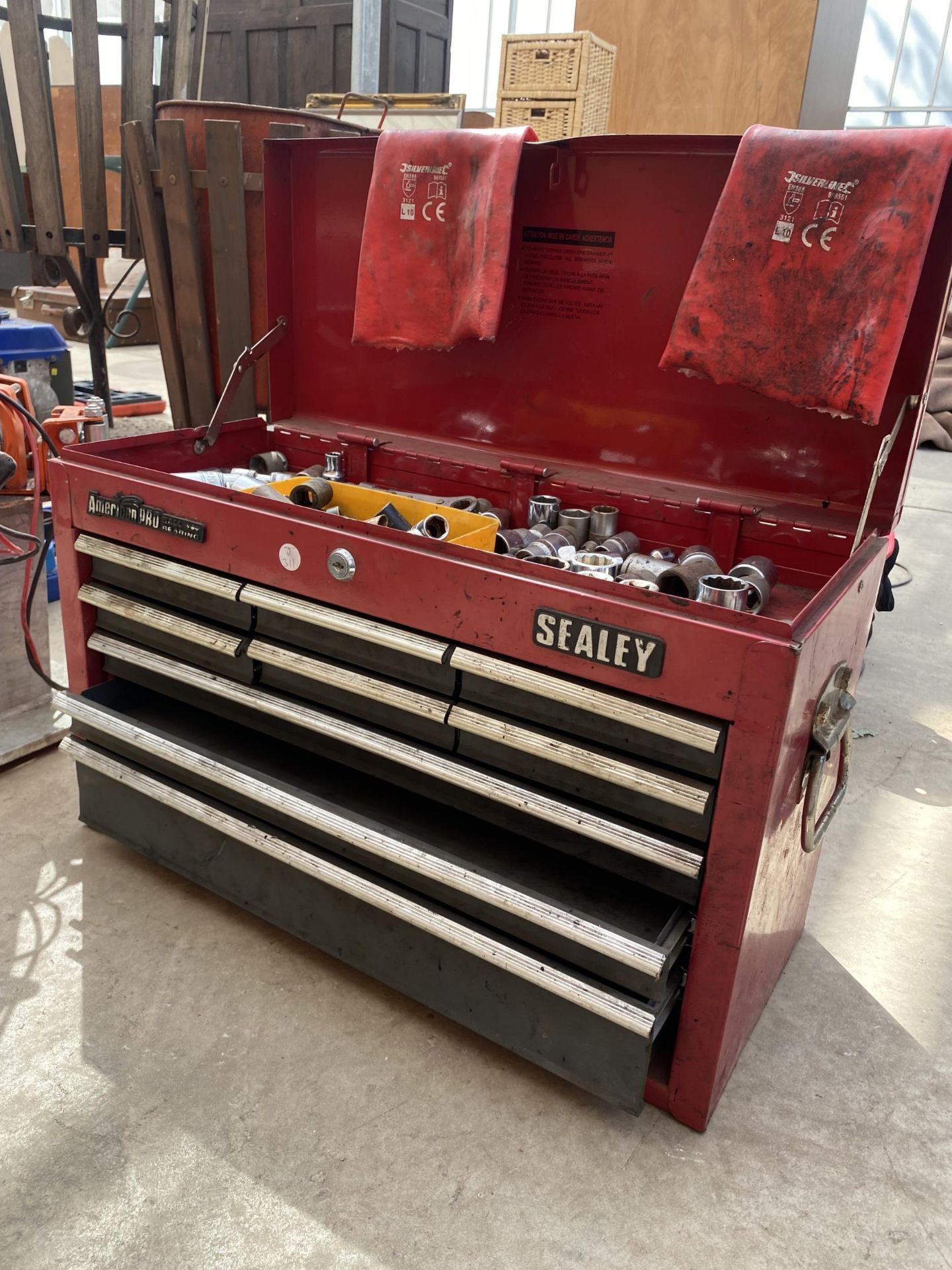 A METAL SEALEY WORKSHOP TOOL CHEST WITH AN ASSORTMENT OF SOCKETS - Image 2 of 4
