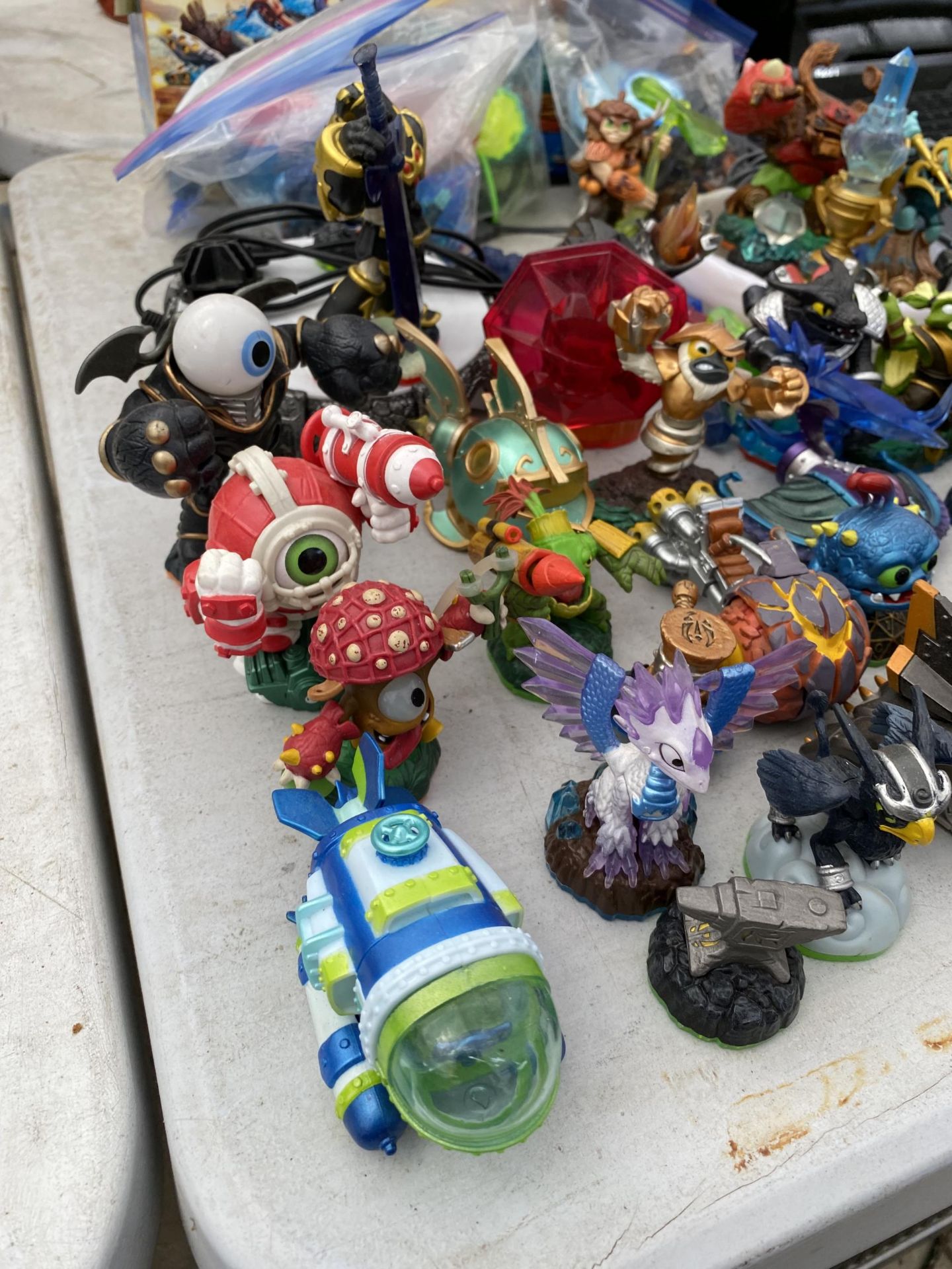 A LARGE COLLECTION OF PS4 SKYLANDERS FIGURES - Bild 3 aus 4