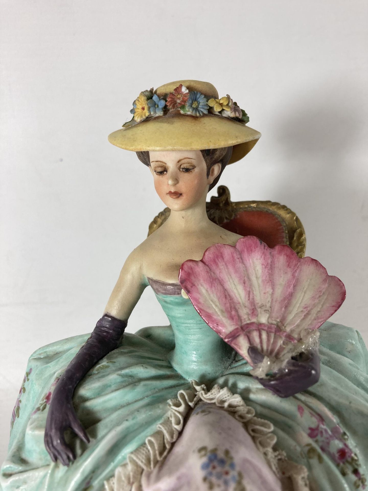 A VINTAGE CAPODIMONTE FIGURE OF A LADY AT REST - Image 2 of 4