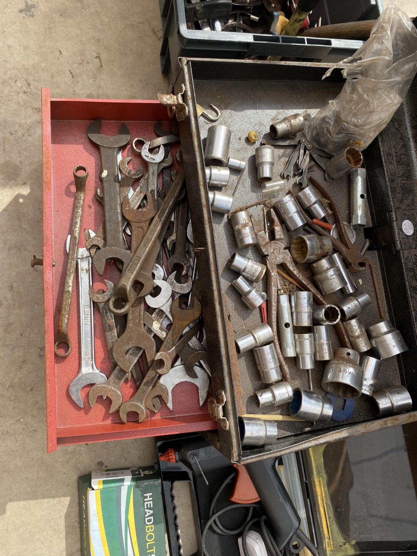 A METAL TOOL CHEST CONTAINING AN ASSORTMENT OF SOCKETS AND SPANNERS AND A FURTHER ASSORTMENT OF - Image 4 of 4