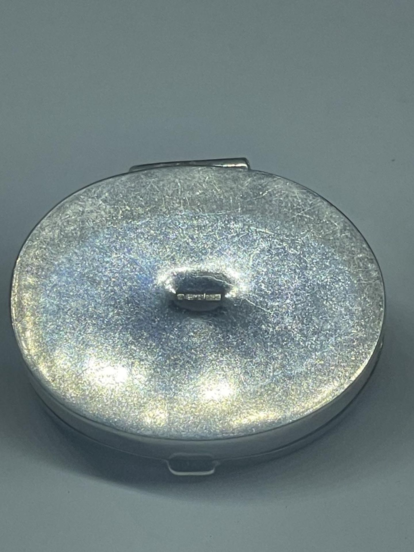 A HALLMARKED SILVER PILL BOX - Bild 3 aus 3