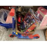 A MIXED LOT TO INCLUDE SPIDERMAN SKATES, SCOOTER FIGURES ETC