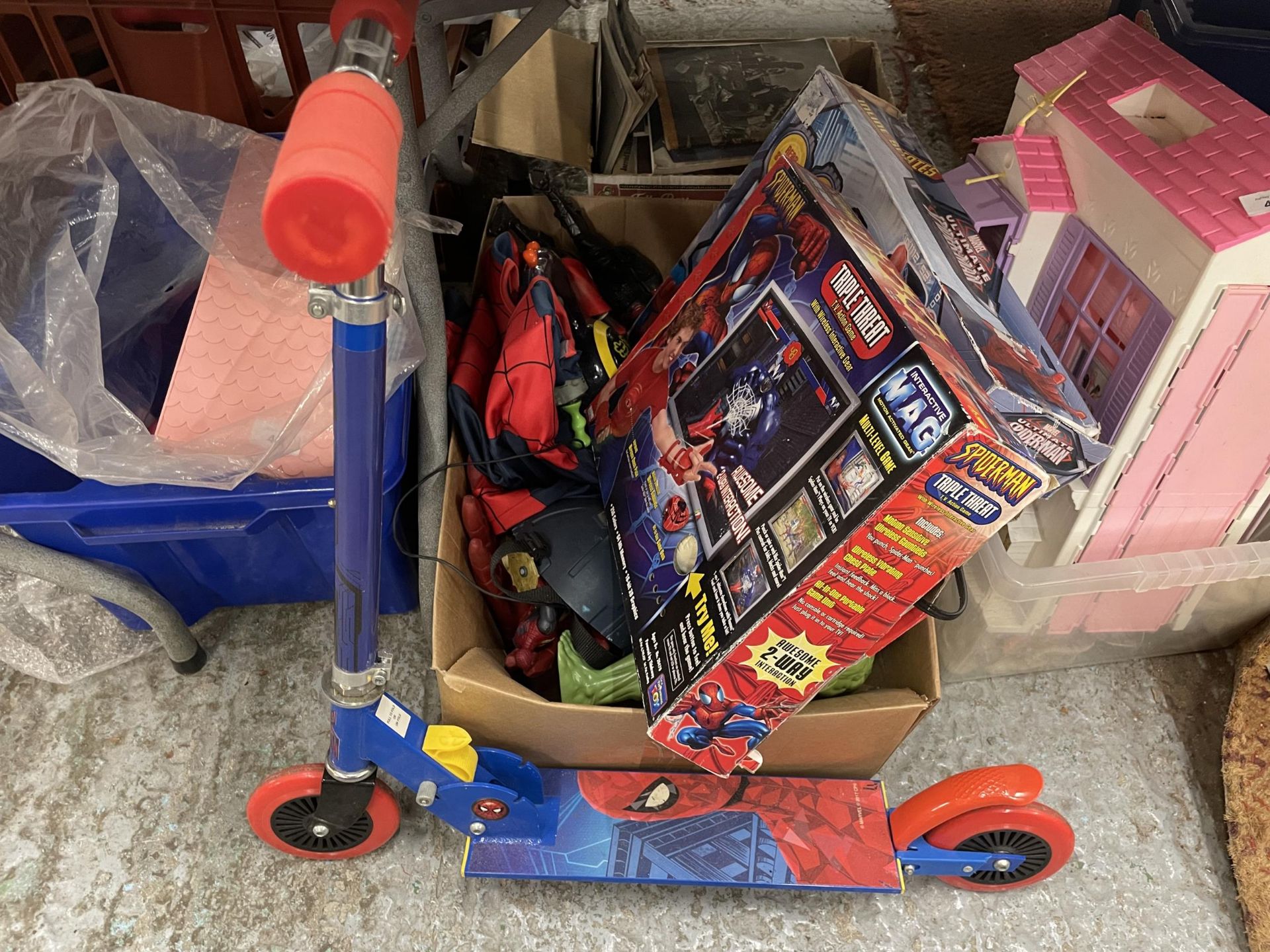A MIXED LOT TO INCLUDE SPIDERMAN SKATES, SCOOTER FIGURES ETC