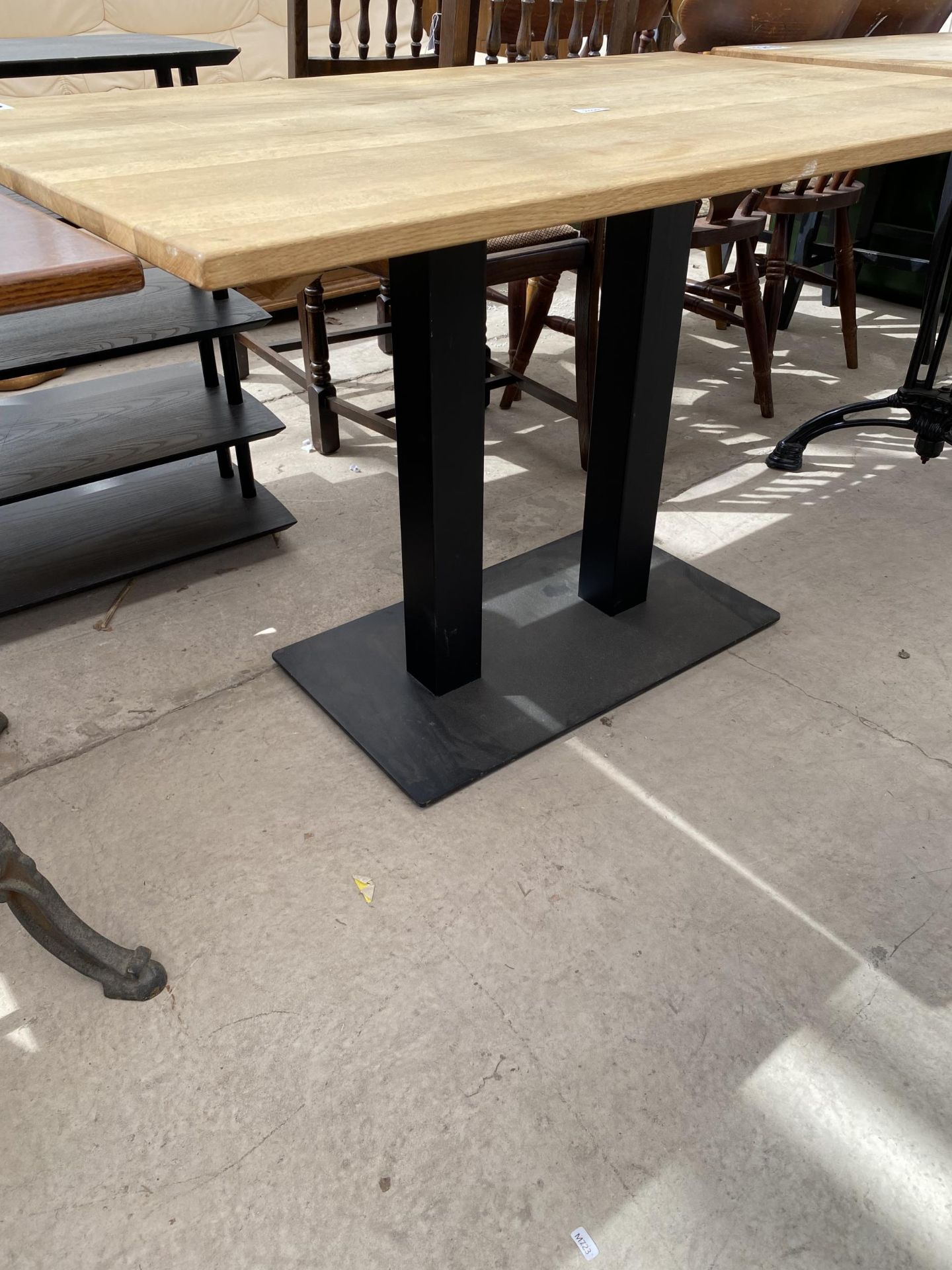 A 47X29.5" OAK PUB TABLE ON METALWARE BASE - Bild 2 aus 2