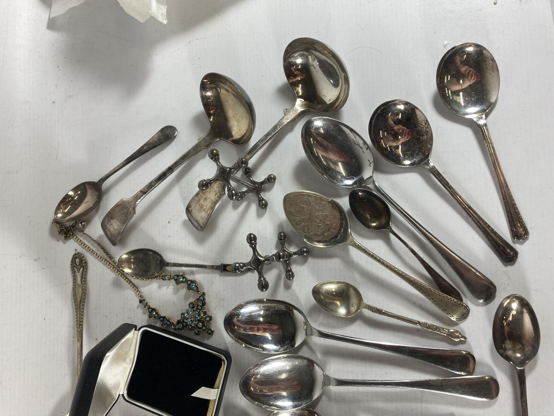 A QUANTITY OF VINTAGE FLATWARE TO INCLUDE LADELS, APOSTLE TEASPOONS, A BERRY SPOON, A WHITE METAL - Image 4 of 4