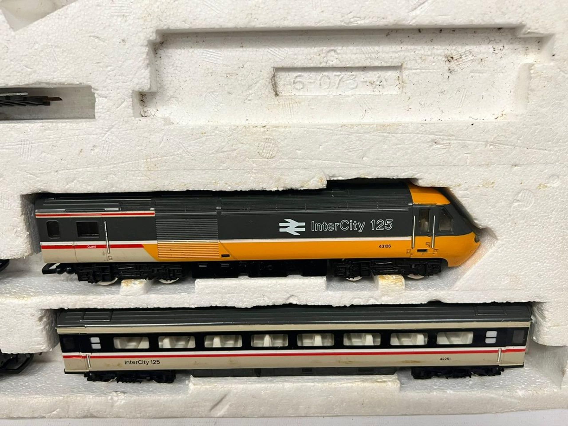 A HORNBY BOXED OO GAUGE HIGH SPEED TRAIN SET COMPRISING DOUBLE 125 LOCO, TWO PASSENGER CARRIAGES AND - Image 4 of 4