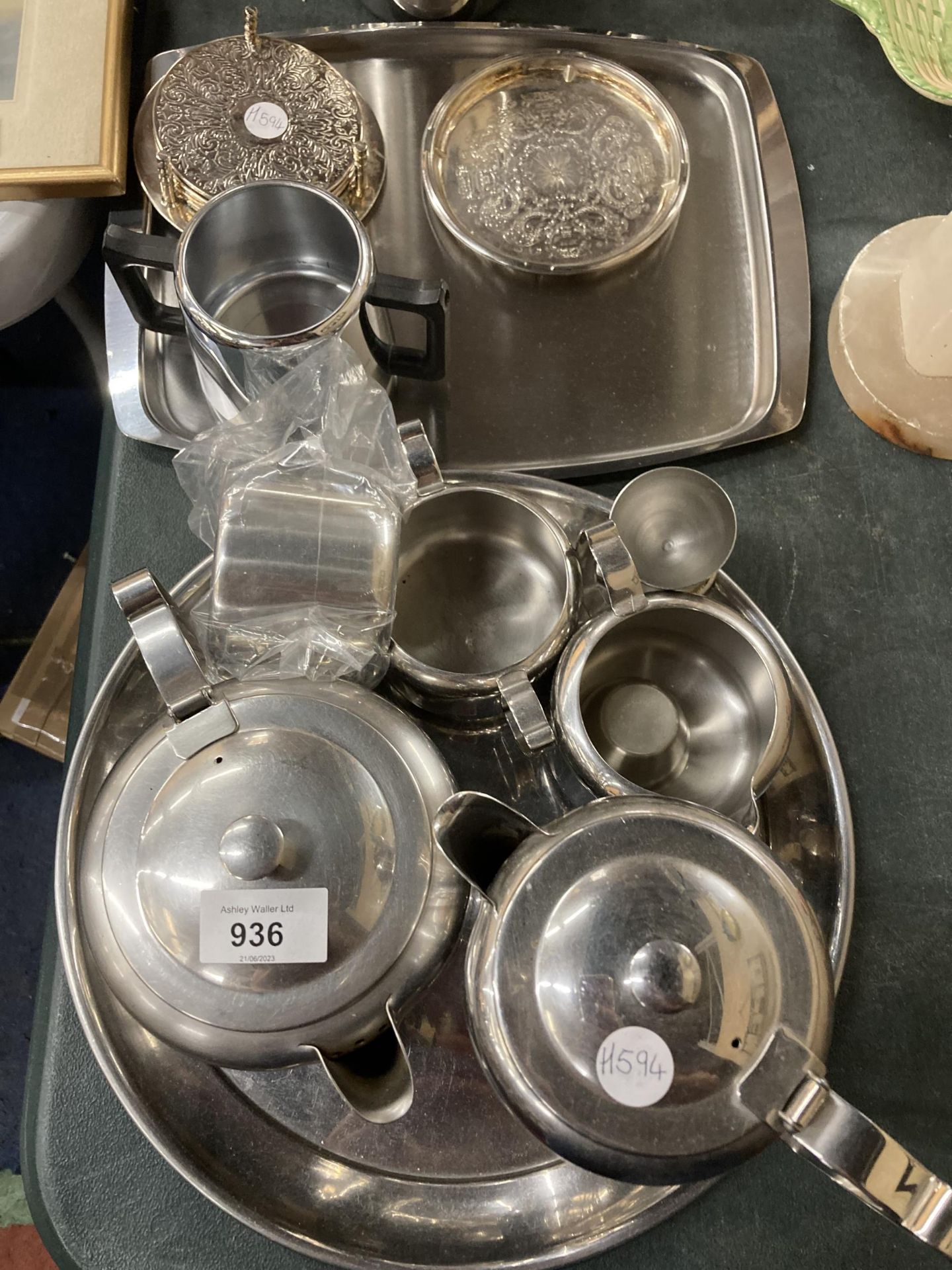 A LARGE QUANTITY OF STAINLESS STEEL TO INCLUDE TRAYS, TEAPOTS, HOT WATER JUGS, CREM JUGS, SUGAR - Image 3 of 4