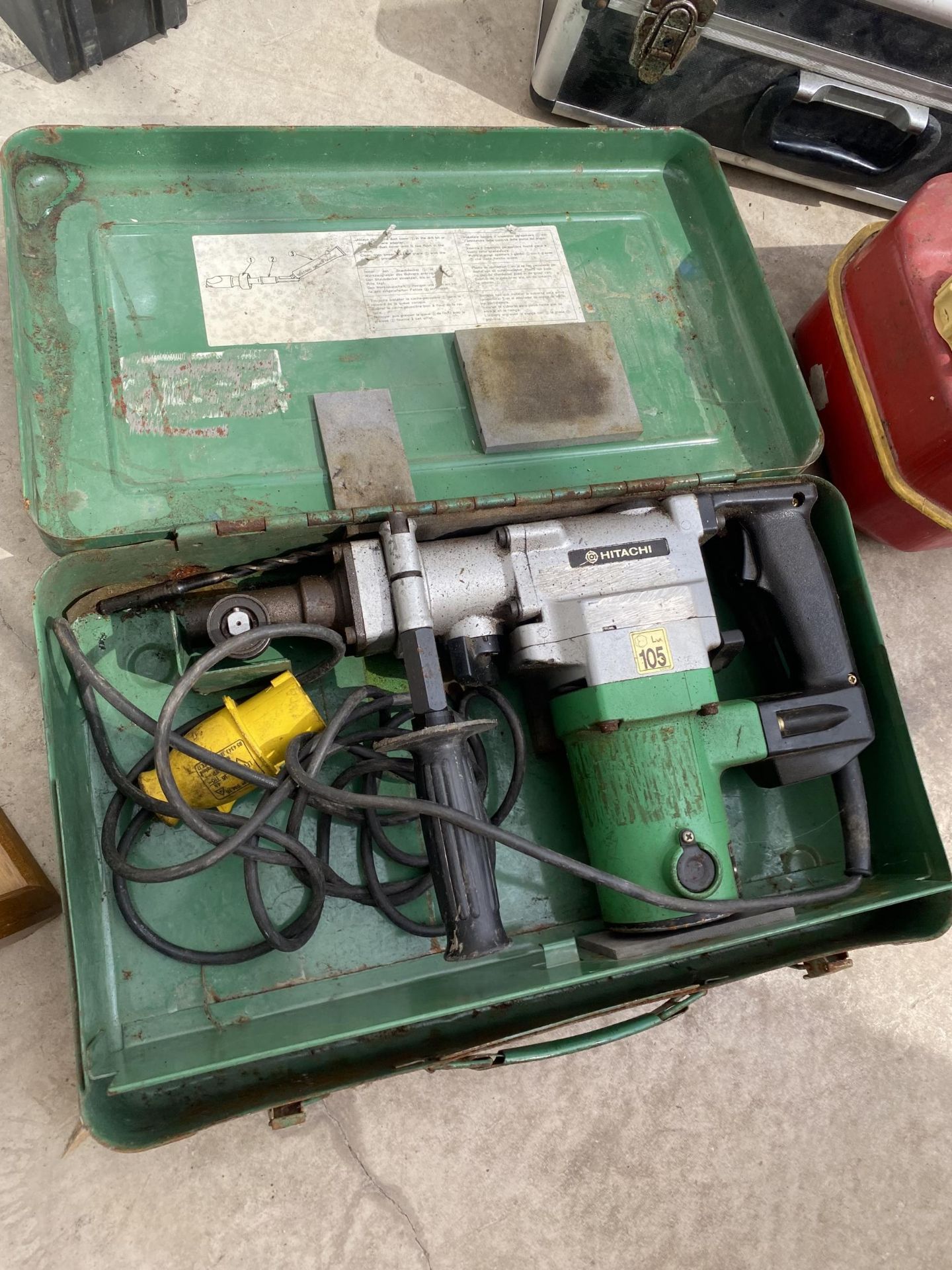 AN ASSORTMENT OF ITEMS TO INCLUDE AN HITACHI SDS DRILL AND A FUEL CAN ETC - Image 2 of 4