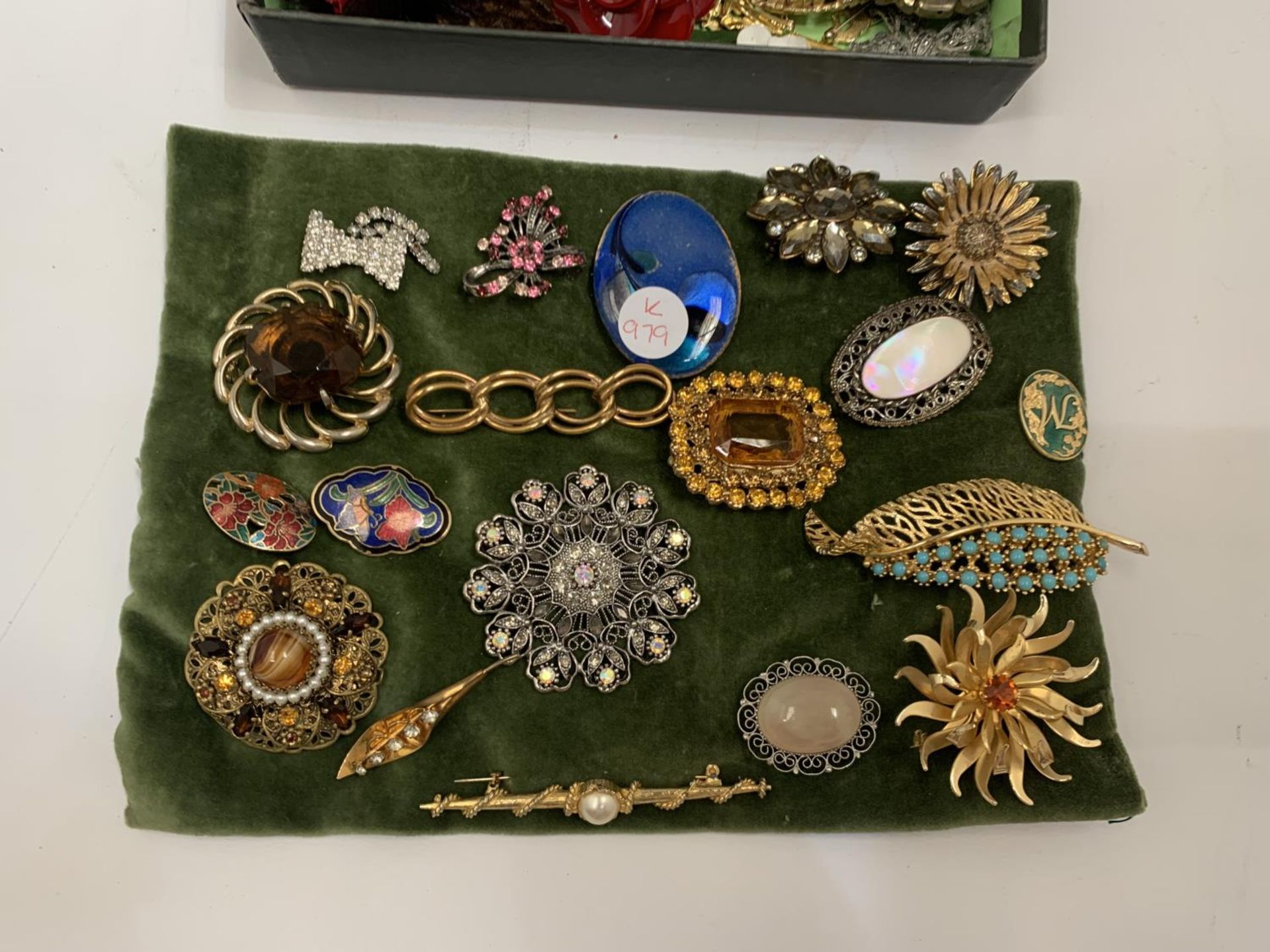 A LARGE QUANTITY OF VINTAGE BROOCHES - Image 2 of 3