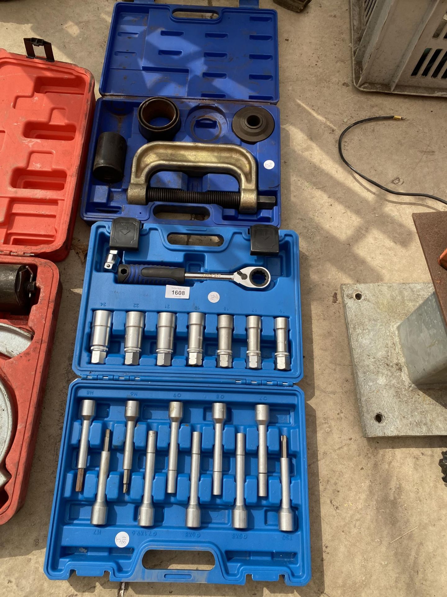 AN ASSORTMENT OF TOOLS TO INCLUDE A SOCKET SET AND A CLAMP SET ETC