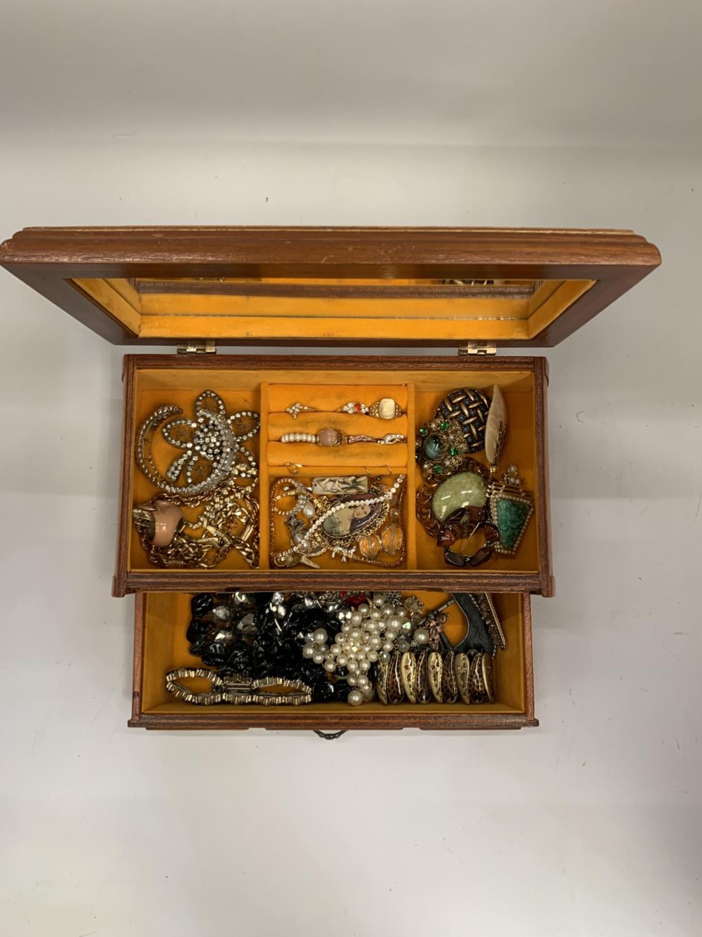 A JEWELLERY BOX CONTAINING A QUANTITY OF COSTUME JEWELLERY TO INCLUDE RINGS, BRACELETS, BROOCHES, - Image 2 of 3