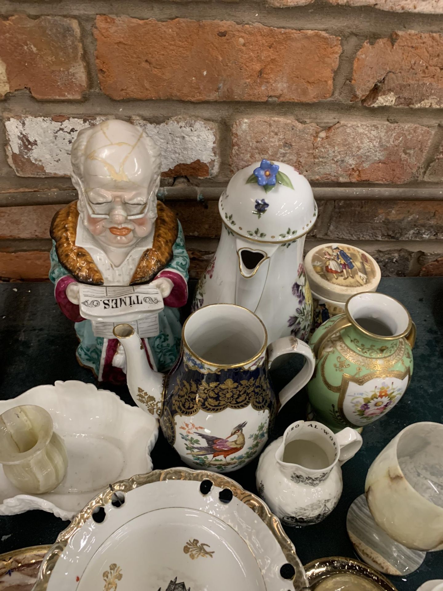 A MIXED LOT OF VINTAGE CERAMICS TO INCLUDE A COFFEE POT, VASE, JUGS, PLATES, ETC - Image 2 of 5