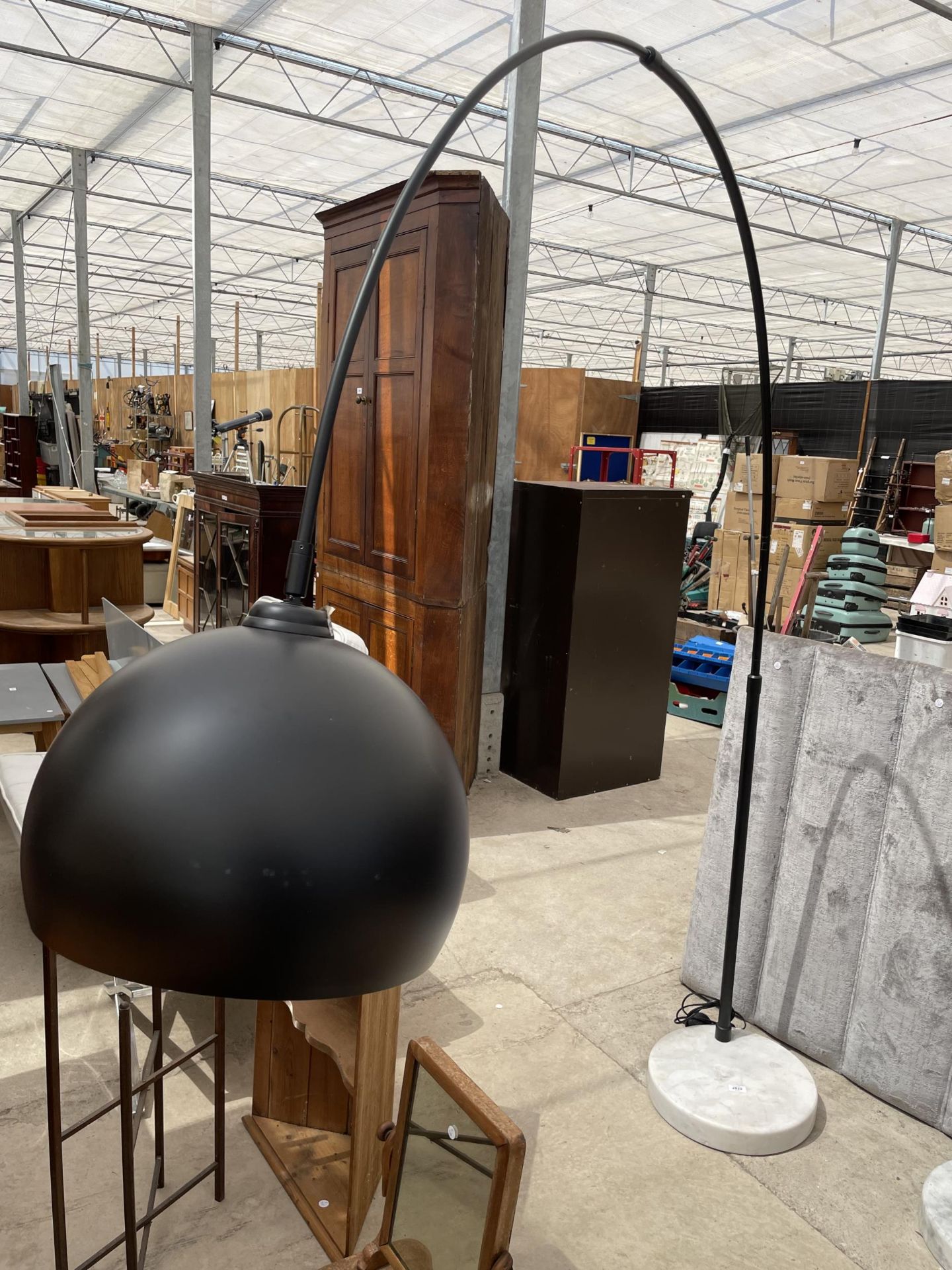 A LARGE BLACK FLEXIBLE FLOOR LAMP WITH ROUND MARBLE BASE