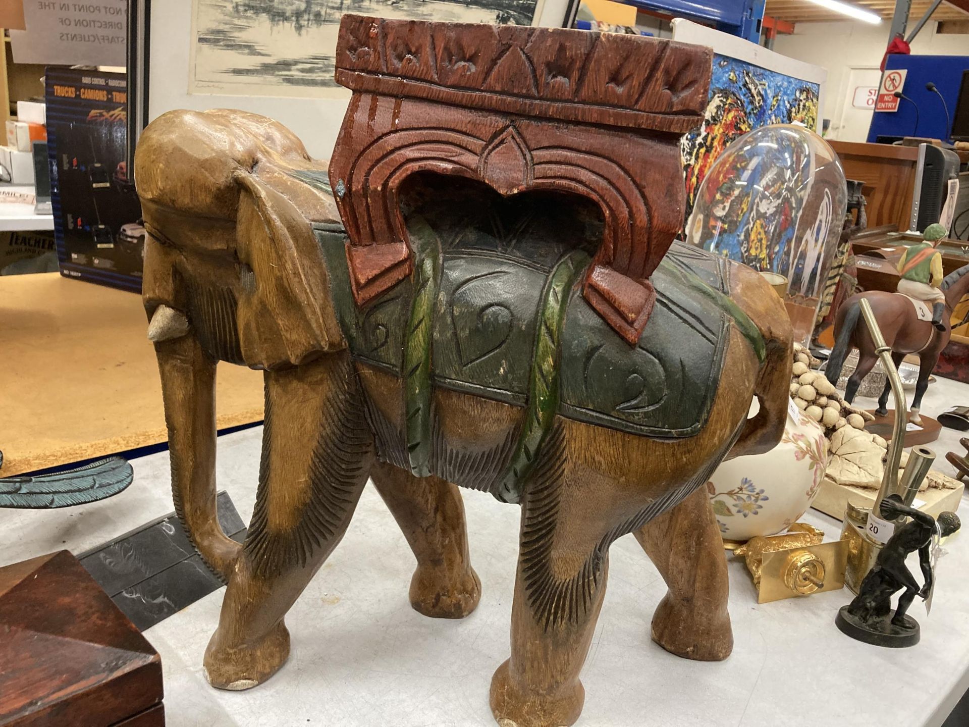 A LARGE WOODEN ELEPHANT PLANT STAND HEIGHT 47CM, LENGTH 48CM