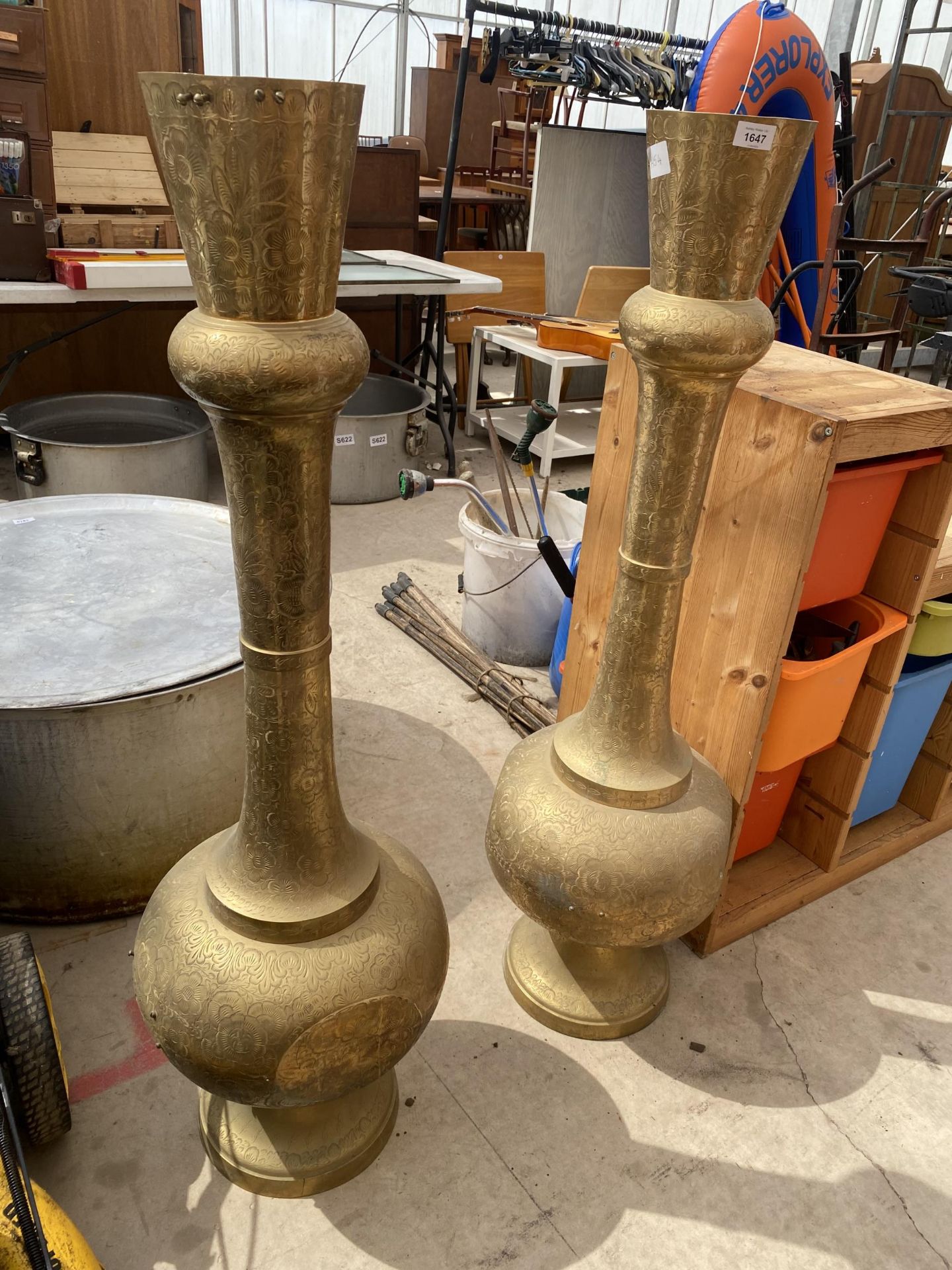 A PAIR OF LARGE DECORATIVE VINTAGE BRASS URNS (H:122CM)