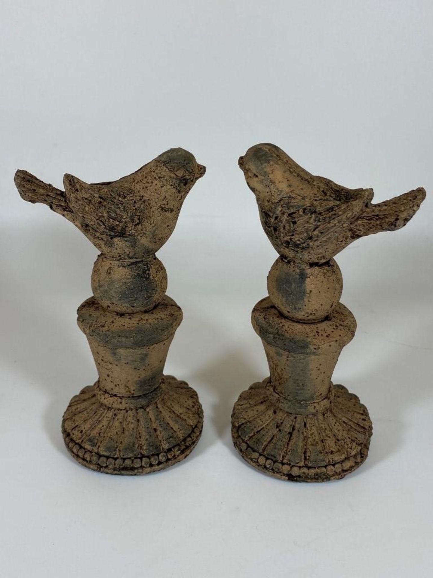 A PAIR OF DECORATIVE STONE BIRD FIGURES ON BASES, HEIGHT 16.5CM - Image 4 of 7