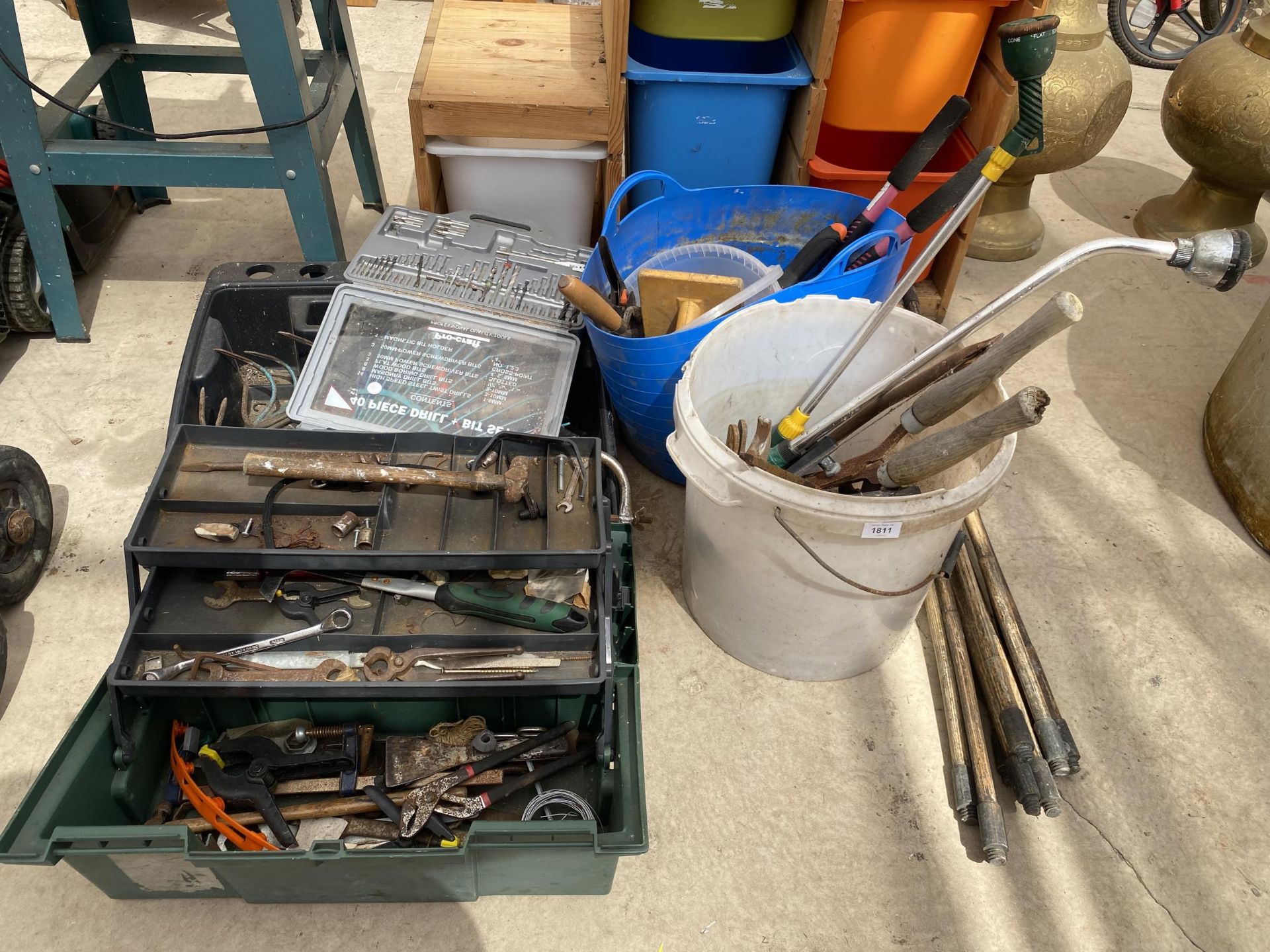 AN ASSORTMENT OF ITEMS TO INCLUDE DRAINING RODS, DRILL BITS AND HAND TOOLS ETC