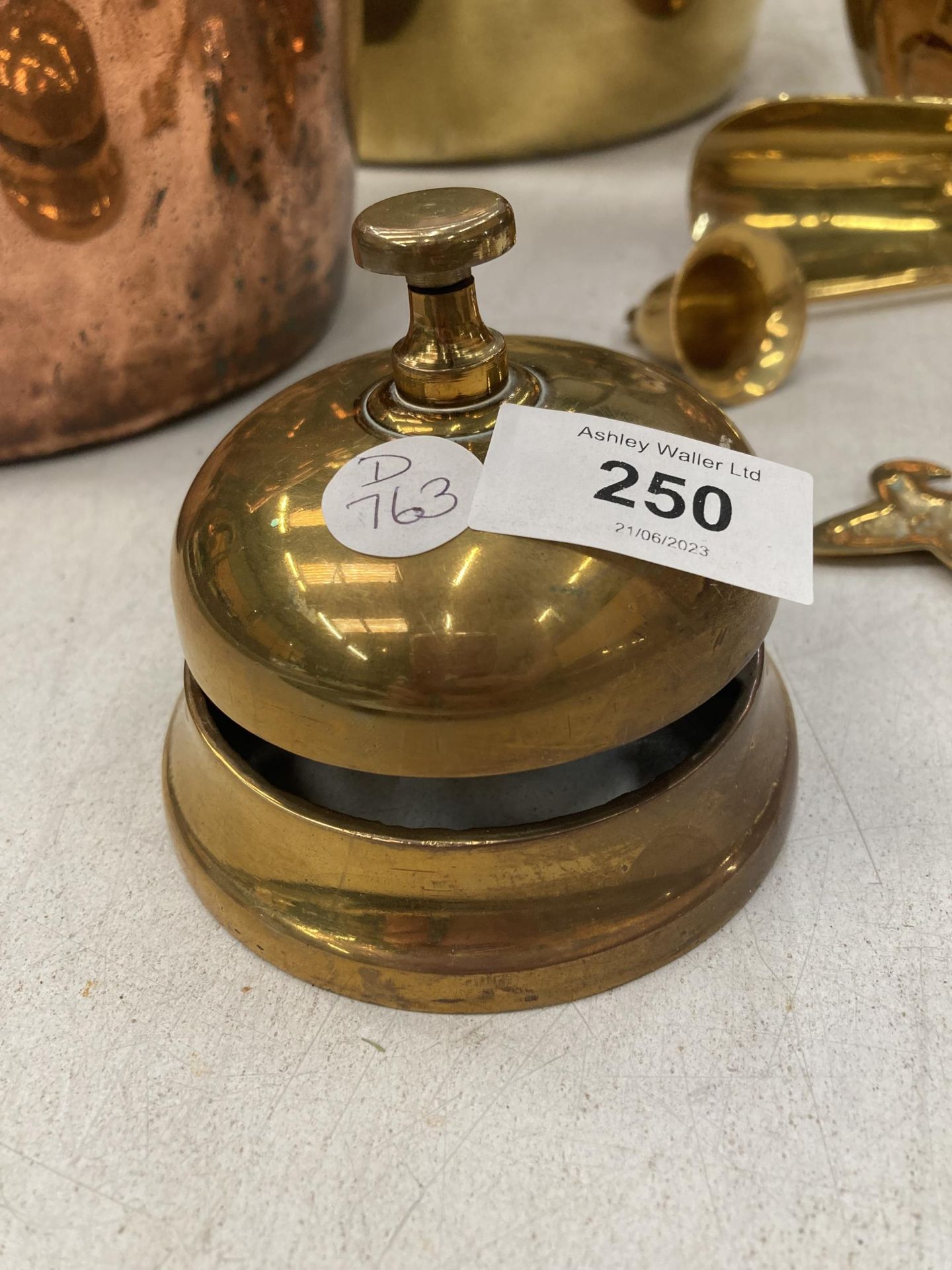 A VINTAGE BRASS HOTEL / RECEPTION BELL