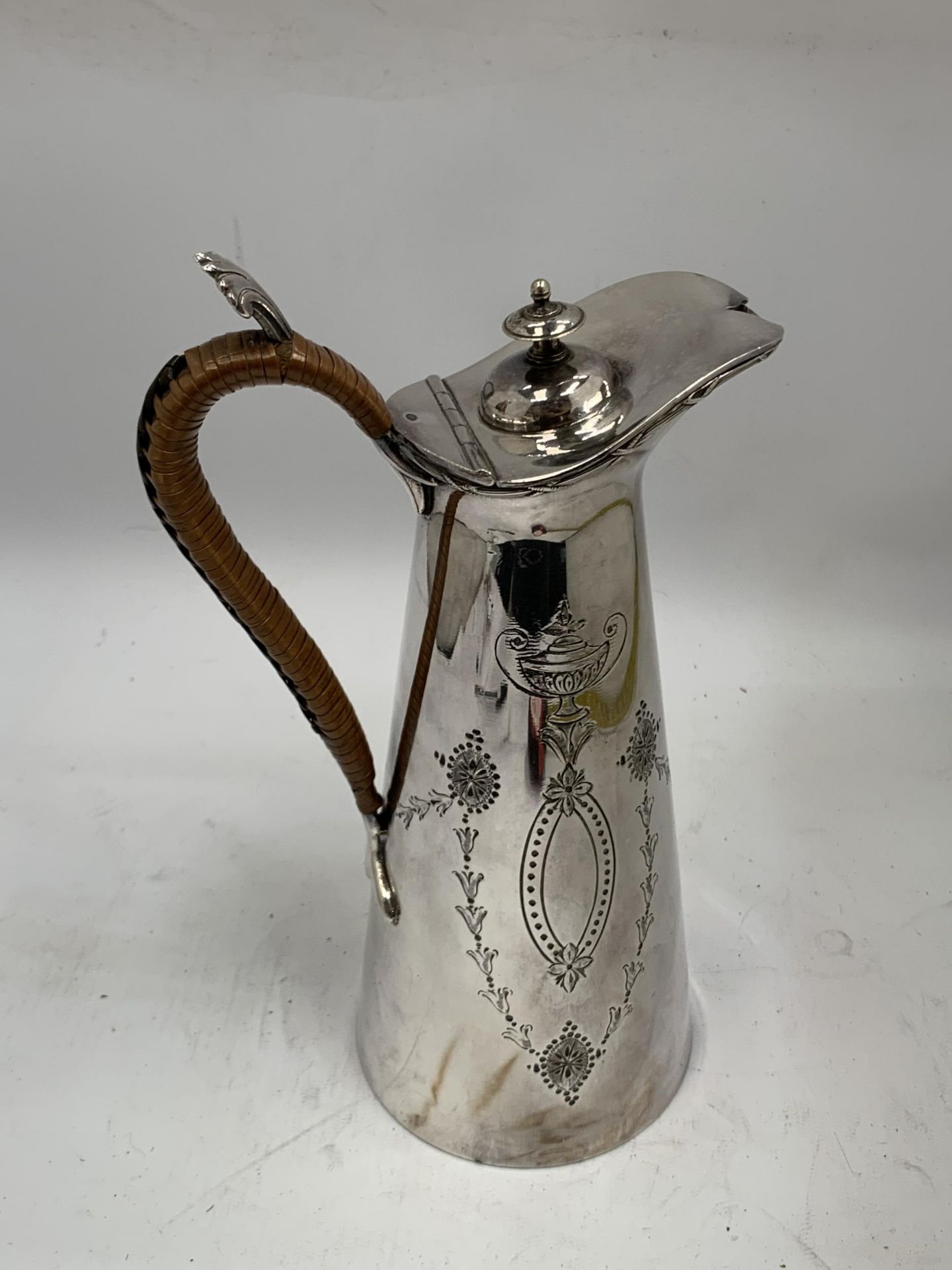 A VINTAGE SILVER PLATED WATER JUG - Image 2 of 4