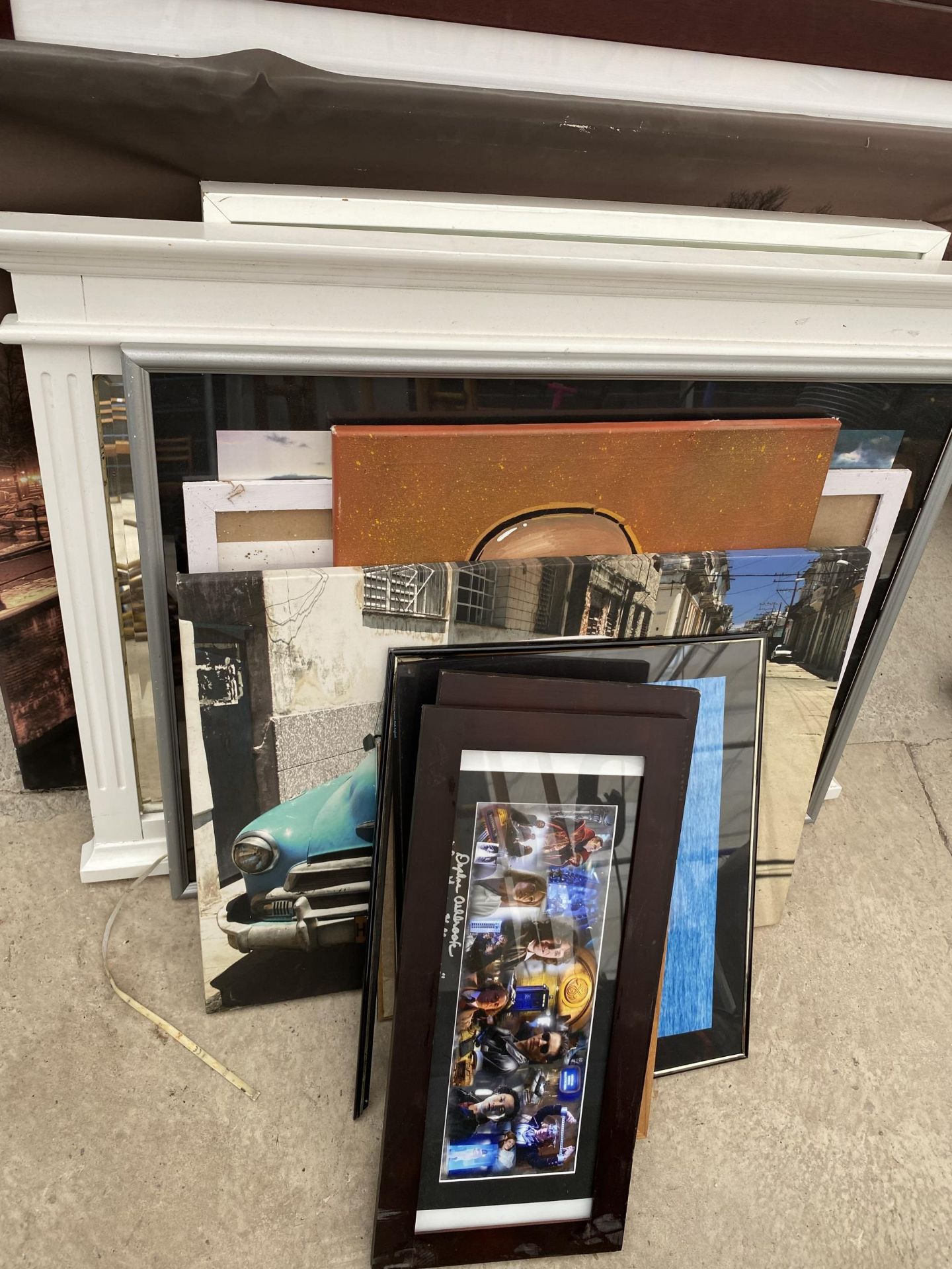 A LARGE ASSORTMENT OF FRAMED PRINTS, PICTURES AND MIRRORS - Bild 3 aus 3