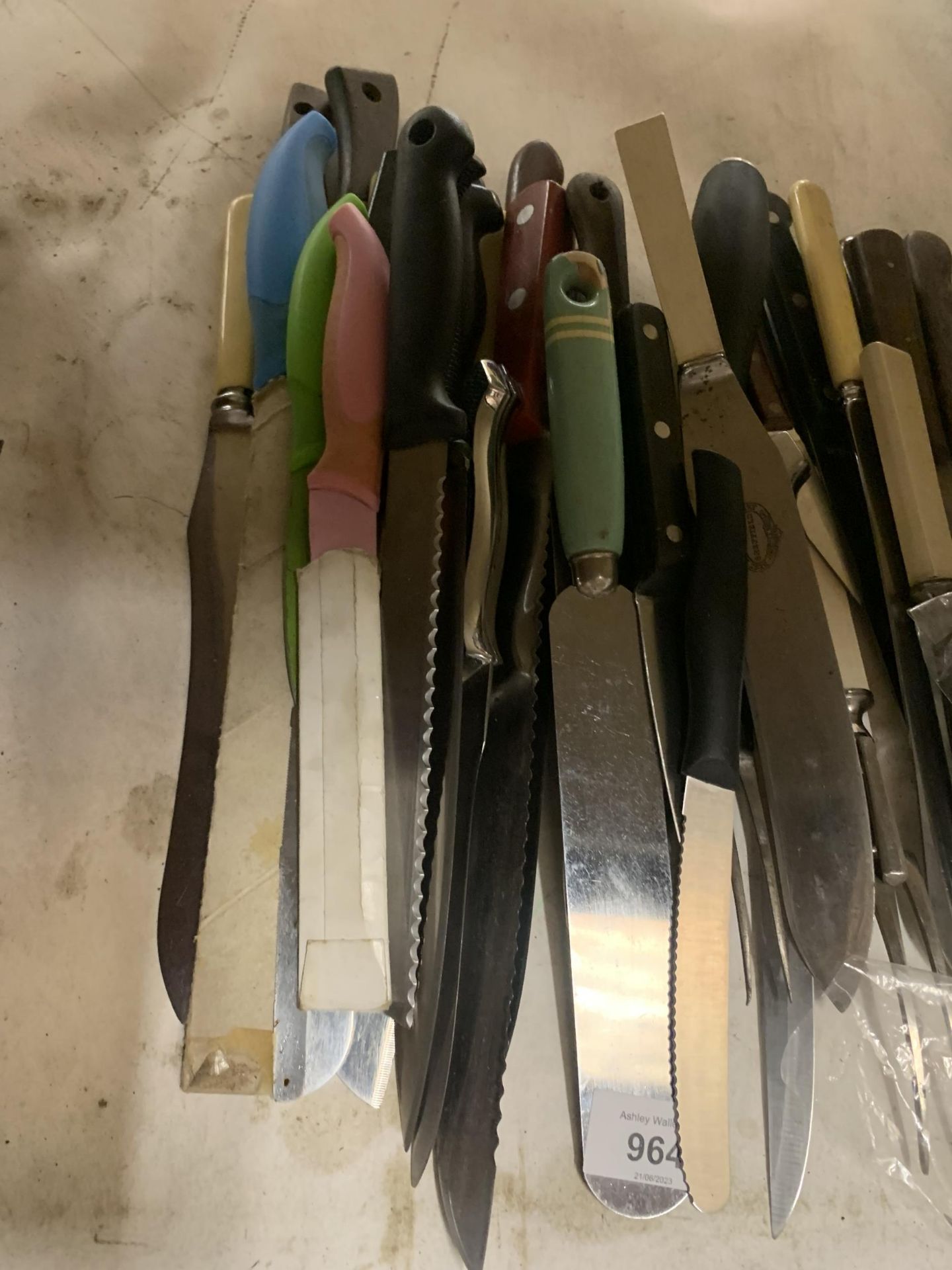 A QUANTITY OF CARVING KNIVES, BREAD KNIVES, SHARPENING STEELS, CARVING FORKS, ETC - Image 2 of 3