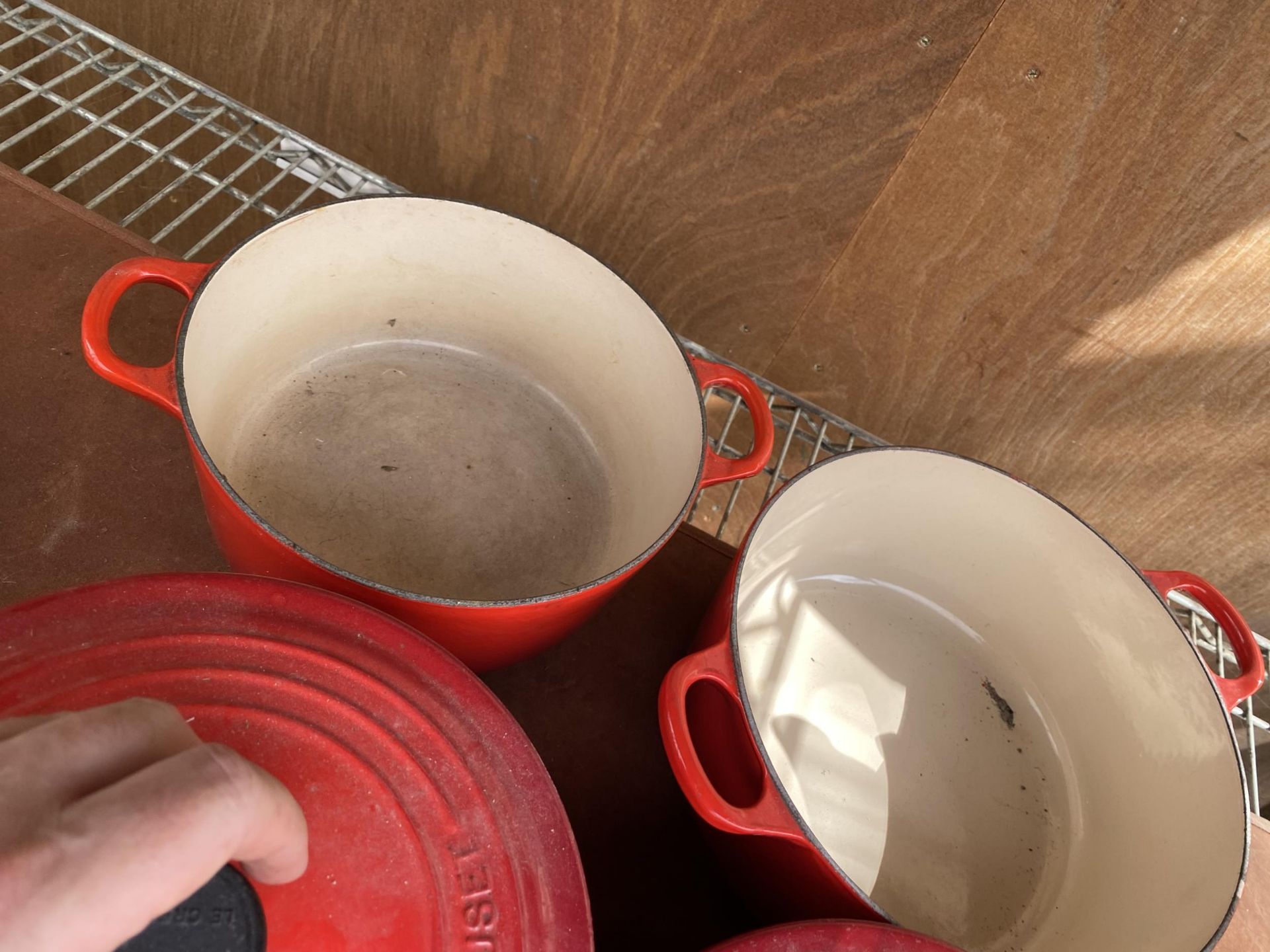 A RED LE CREUSET PAN SET WITH THREE CASAROLE DISHES, FOUR FRYING PANS AND A KETTLE - Image 2 of 5