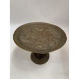 A VINTAGE BRASS AND COPPER PEDESTAL COMPORT, HEIGHT 13CM