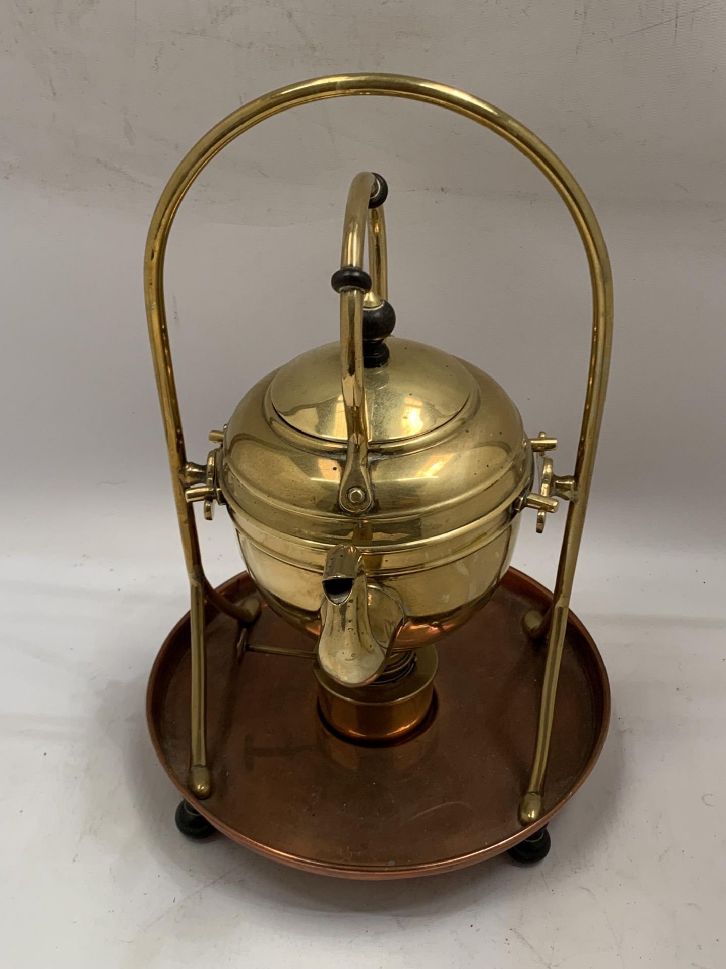 A VINTAGE BRASS AND COPPER SPIRIT KETTLE - Bild 2 aus 3