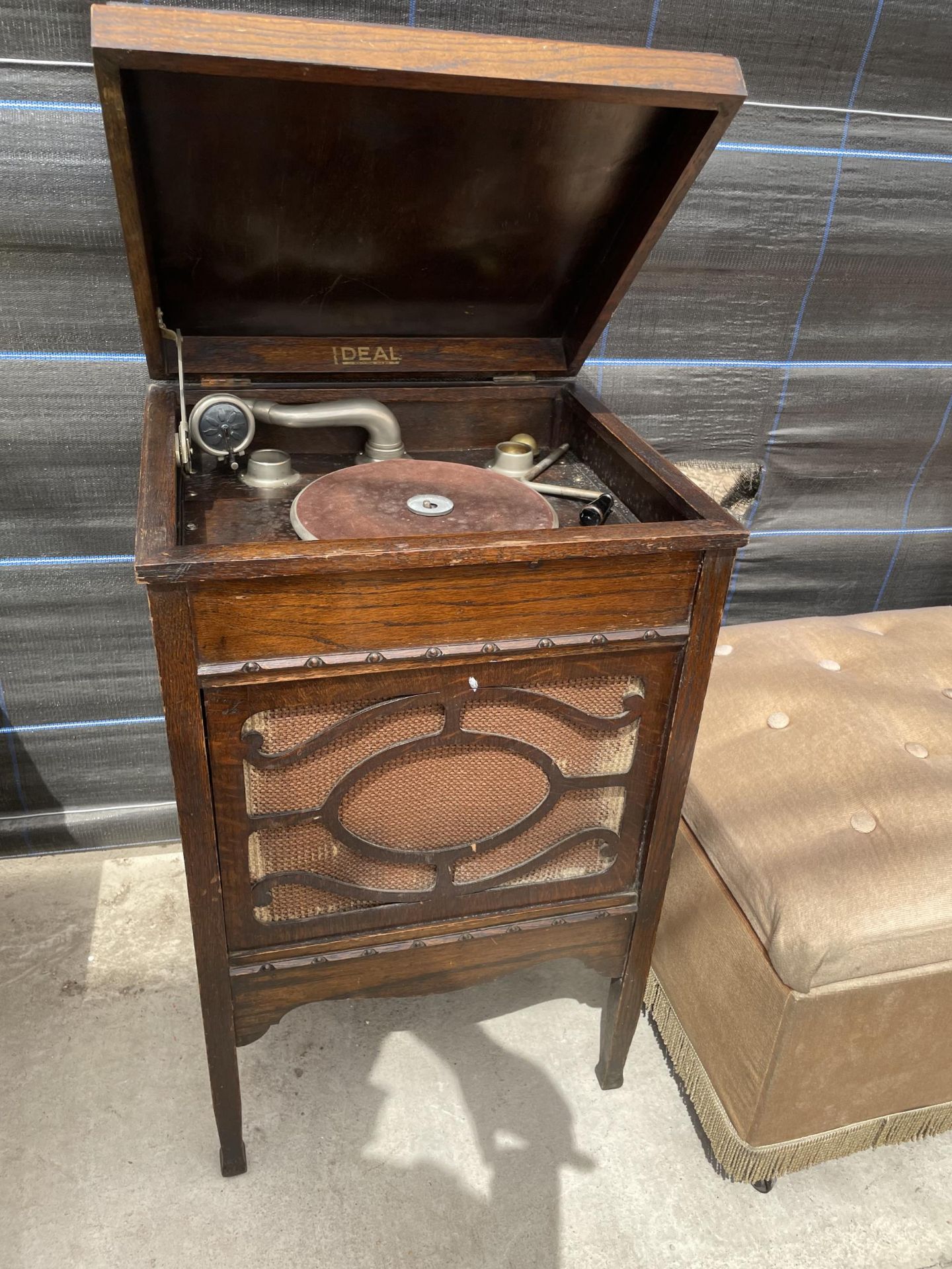 AN EARLY 20TH CENTURY 'IDEAL' WIND-UP GRAMOPHONE IN OAK CABINET