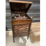 AN EARLY 20TH CENTURY 'IDEAL' WIND-UP GRAMOPHONE IN OAK CABINET