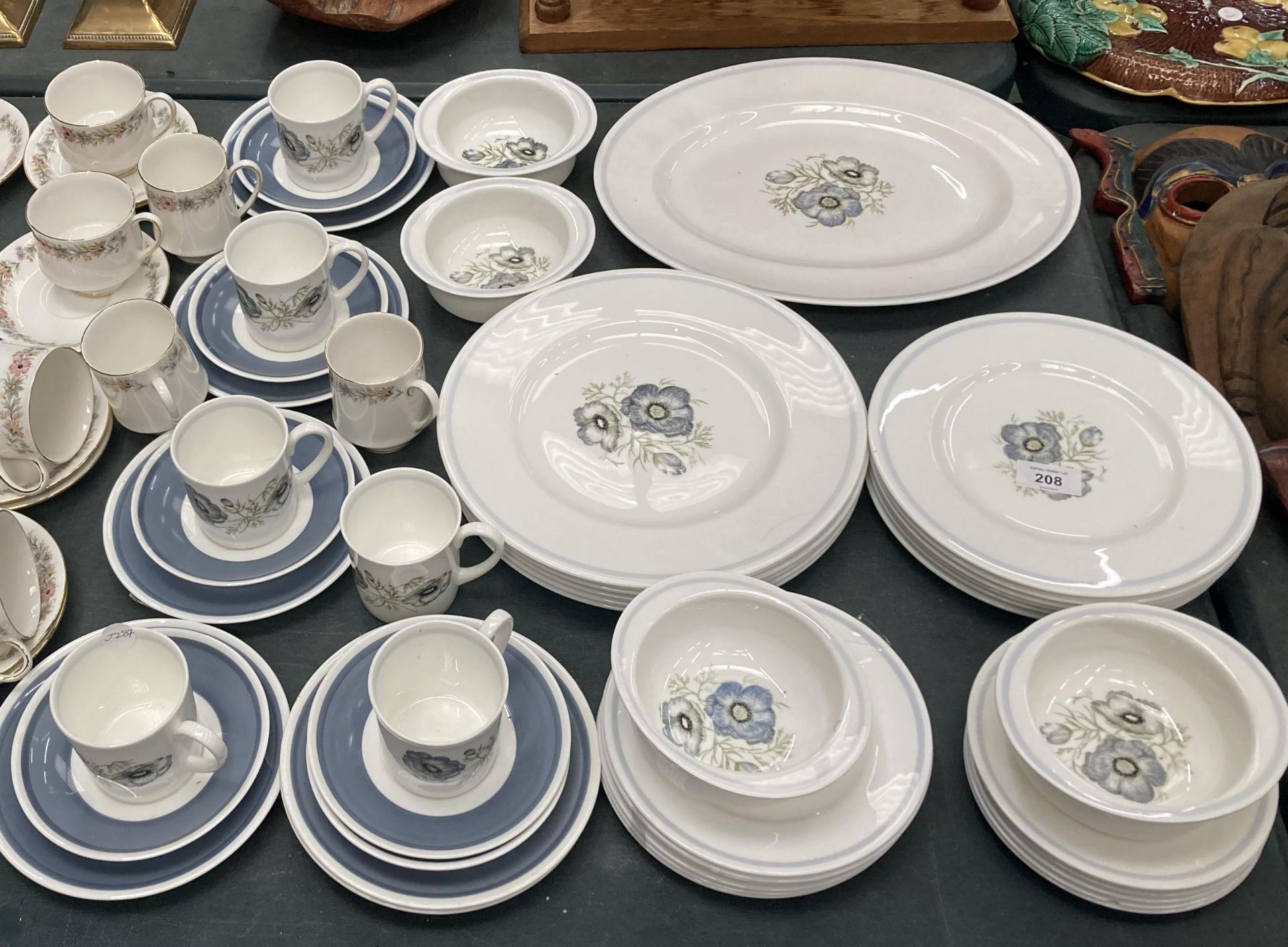 A WEDGWOOD SUSIE COOPER DESIGN 'GLEN MIST' PATTERN DINNER SERVICE