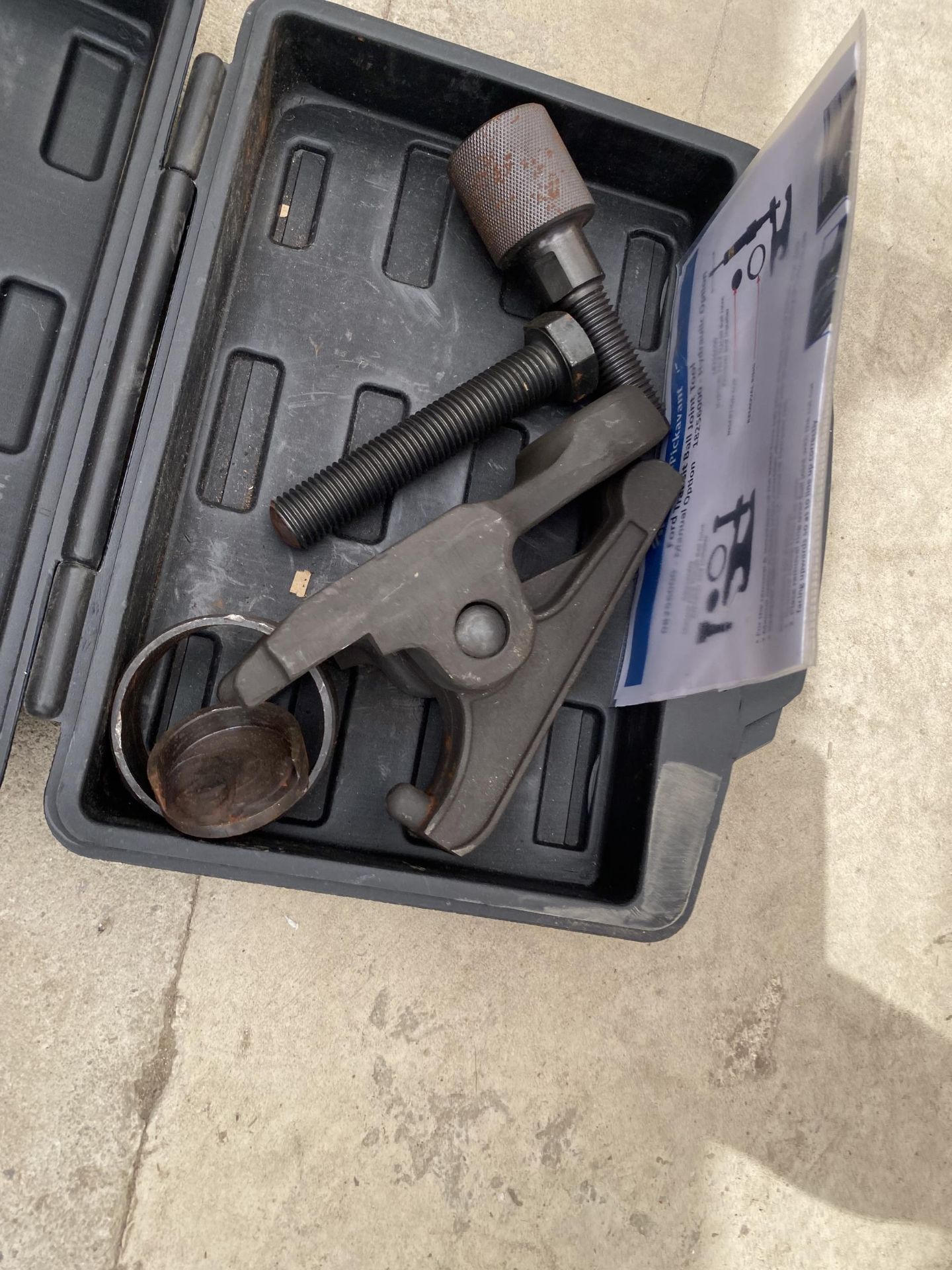 AN ASSORTMENT OF TOOLS TO INCLUDE A FORD TRANSIT BALL JOINT TOOL - Image 3 of 4