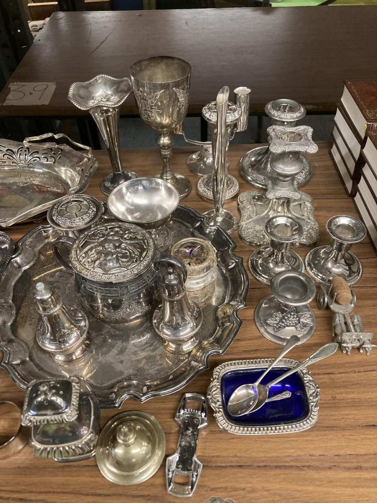 A LARGE MIXED LOT OF VINTAGE SILVER PLATED ITEMS, SALVER, LARGE GOBLET, CONDIMENT ITEMS ETC - Image 2 of 6